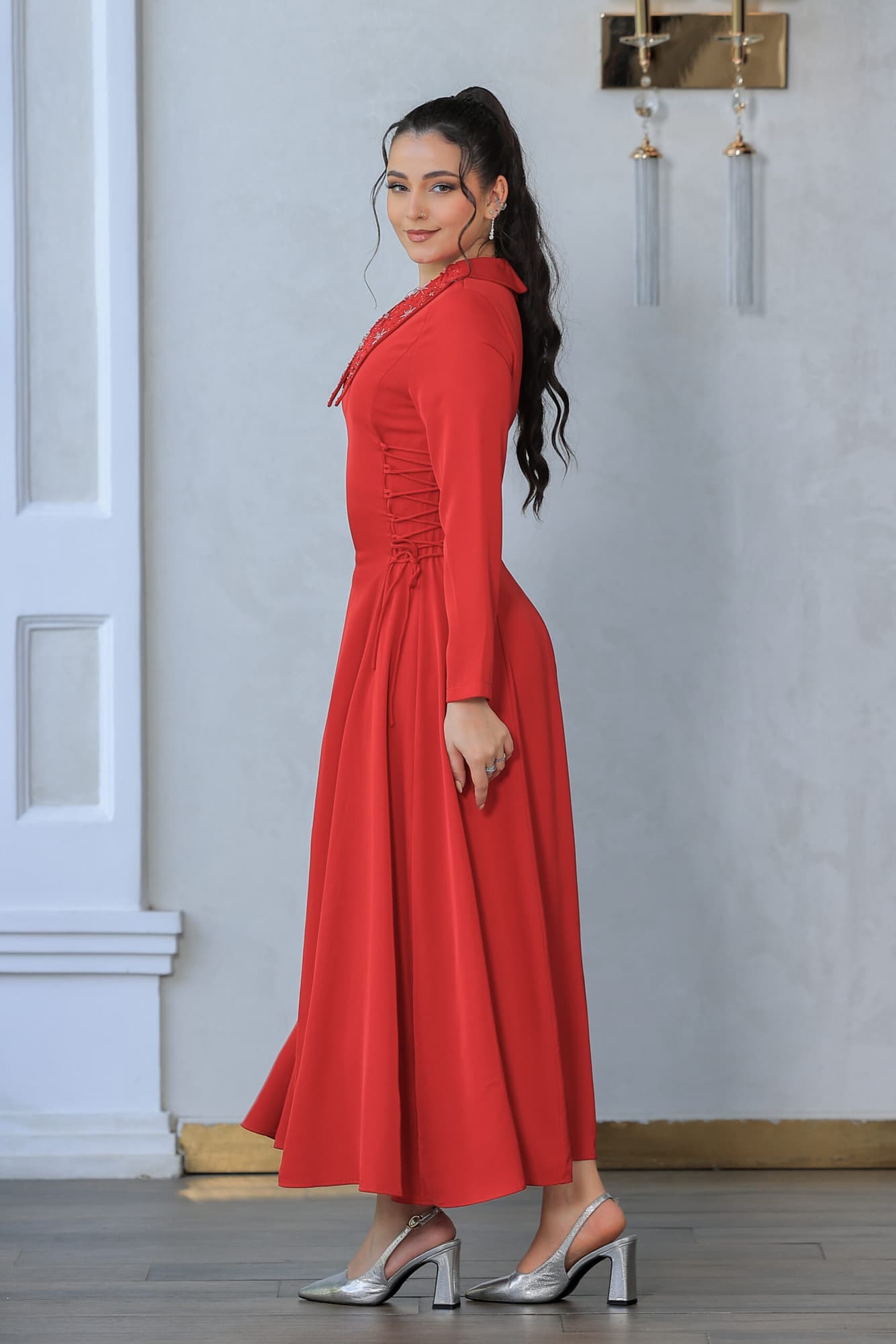 فستان ناعم بياقه مطرزة وربطه جانبيه مزمومه