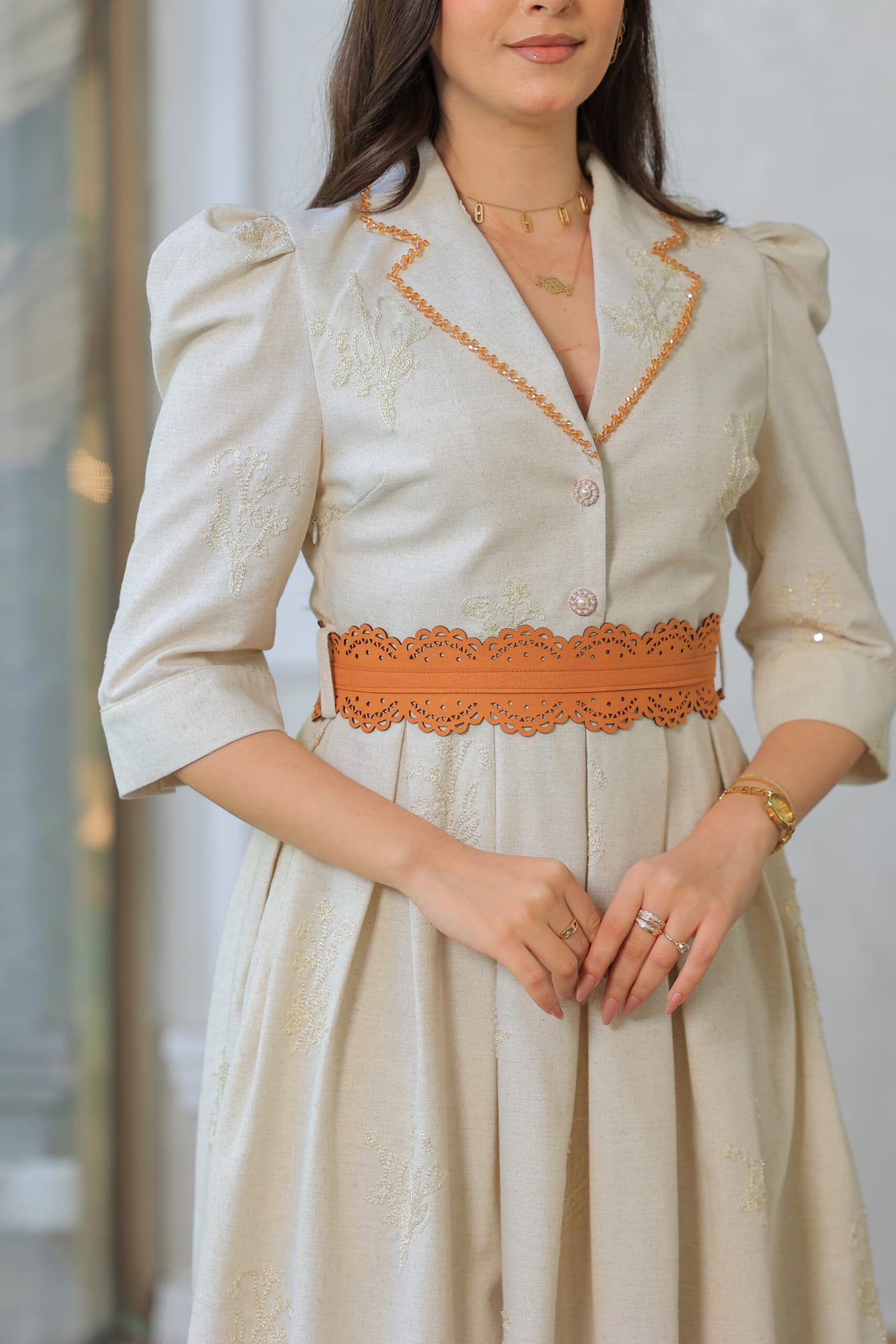 فستان ميدي رسمي مزين بترتر بياقة مطوية بيج فاتح