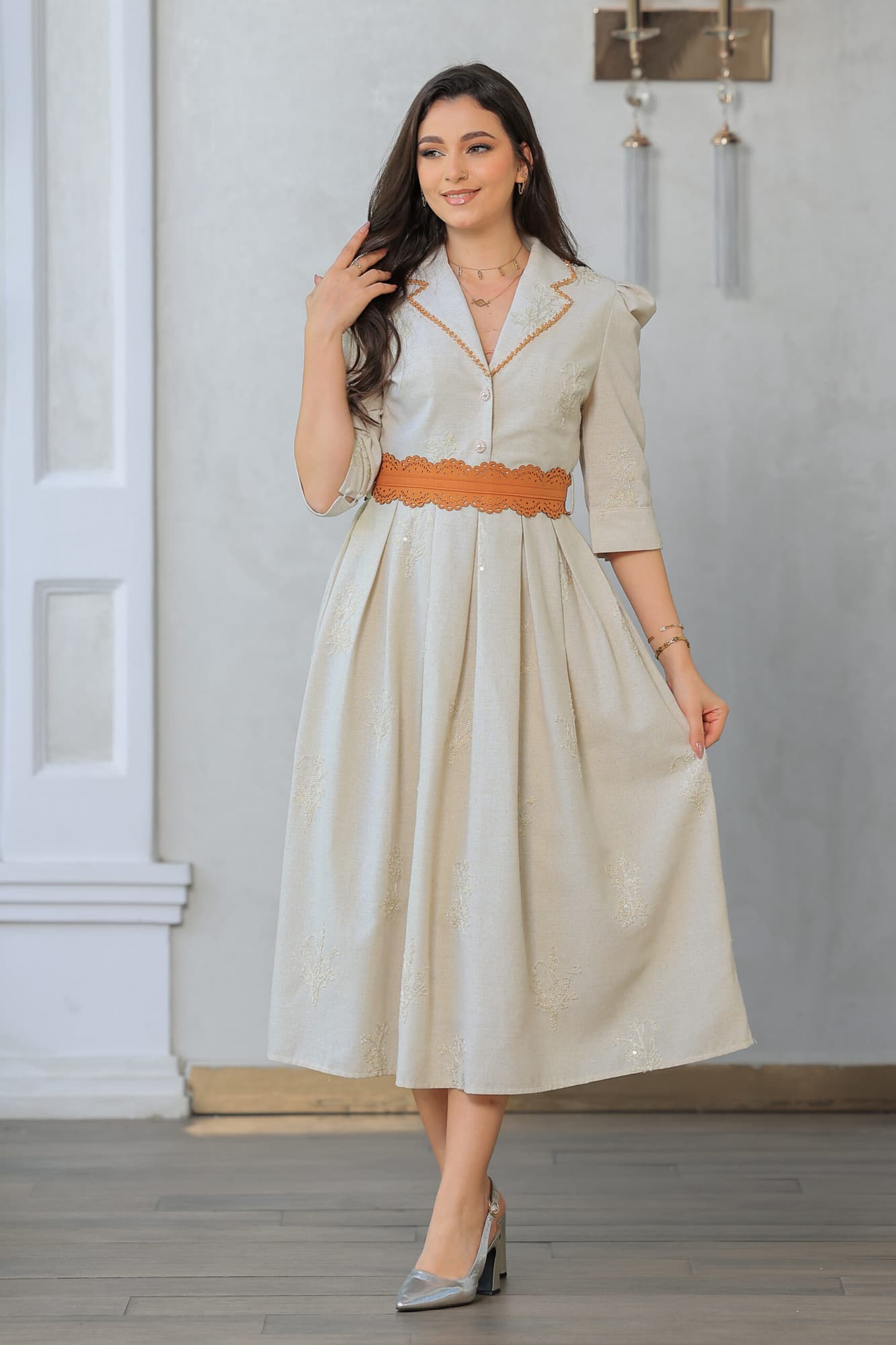 فستان ميدي رسمي مزين بترتر بياقة مطوية