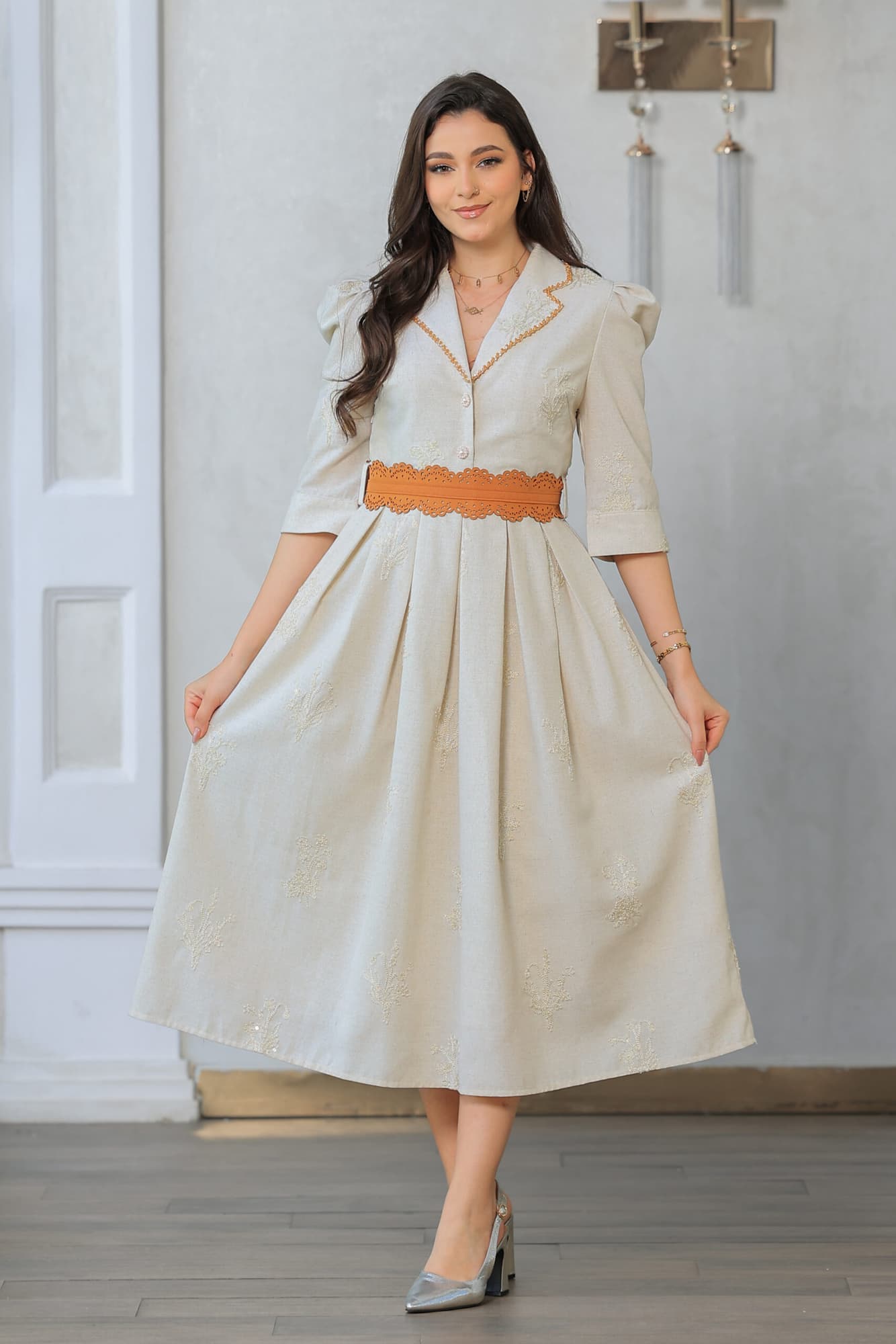 فستان ميدي رسمي مزين بترتر بياقة مطوية