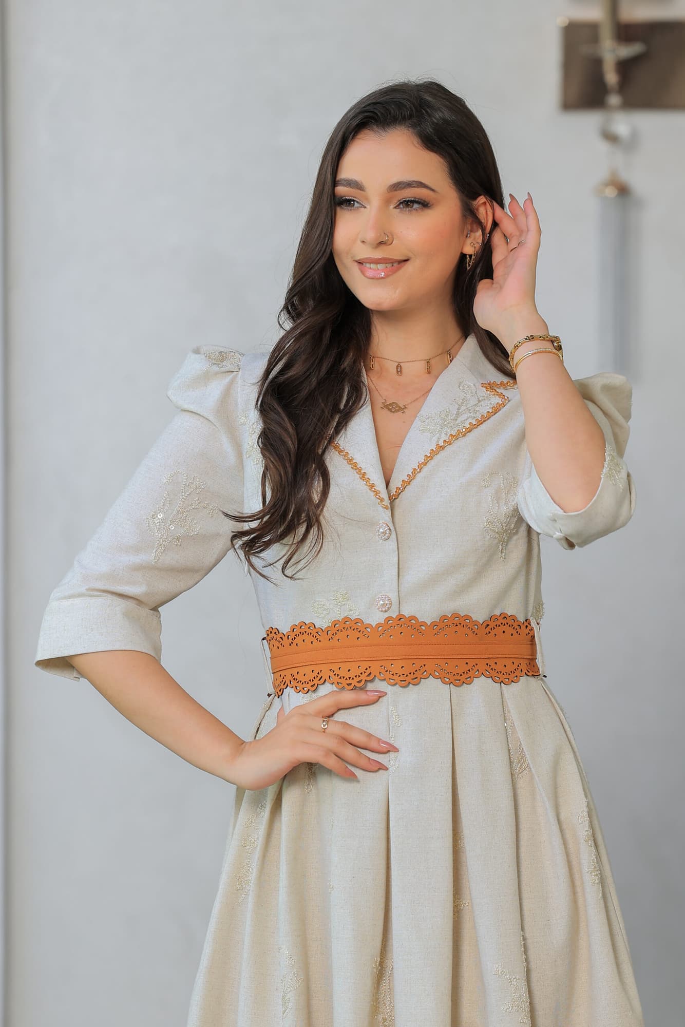 فستان ميدي رسمي مزين بترتر بياقة مطوية