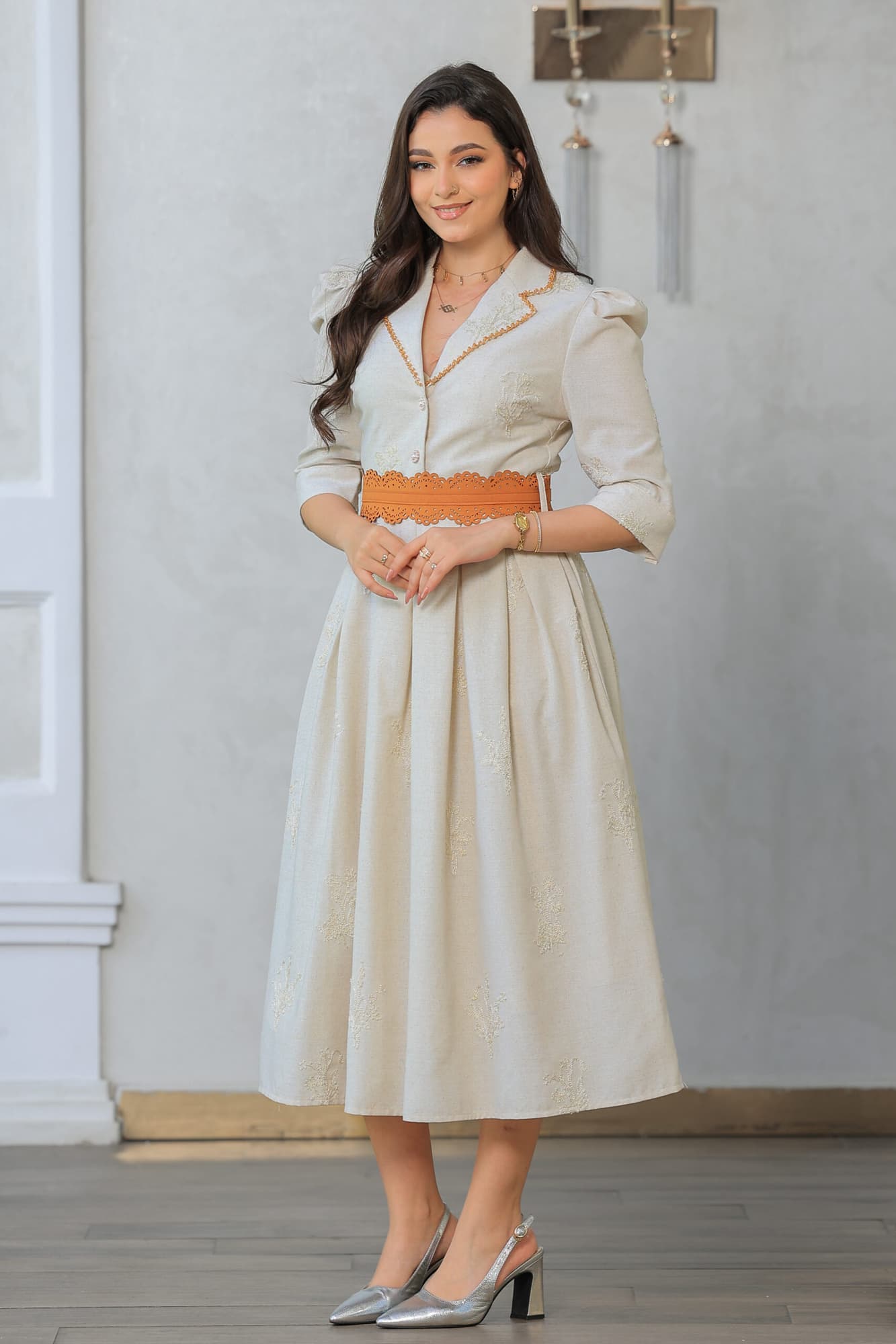 فستان ميدي رسمي مزين بترتر بياقة مطوية