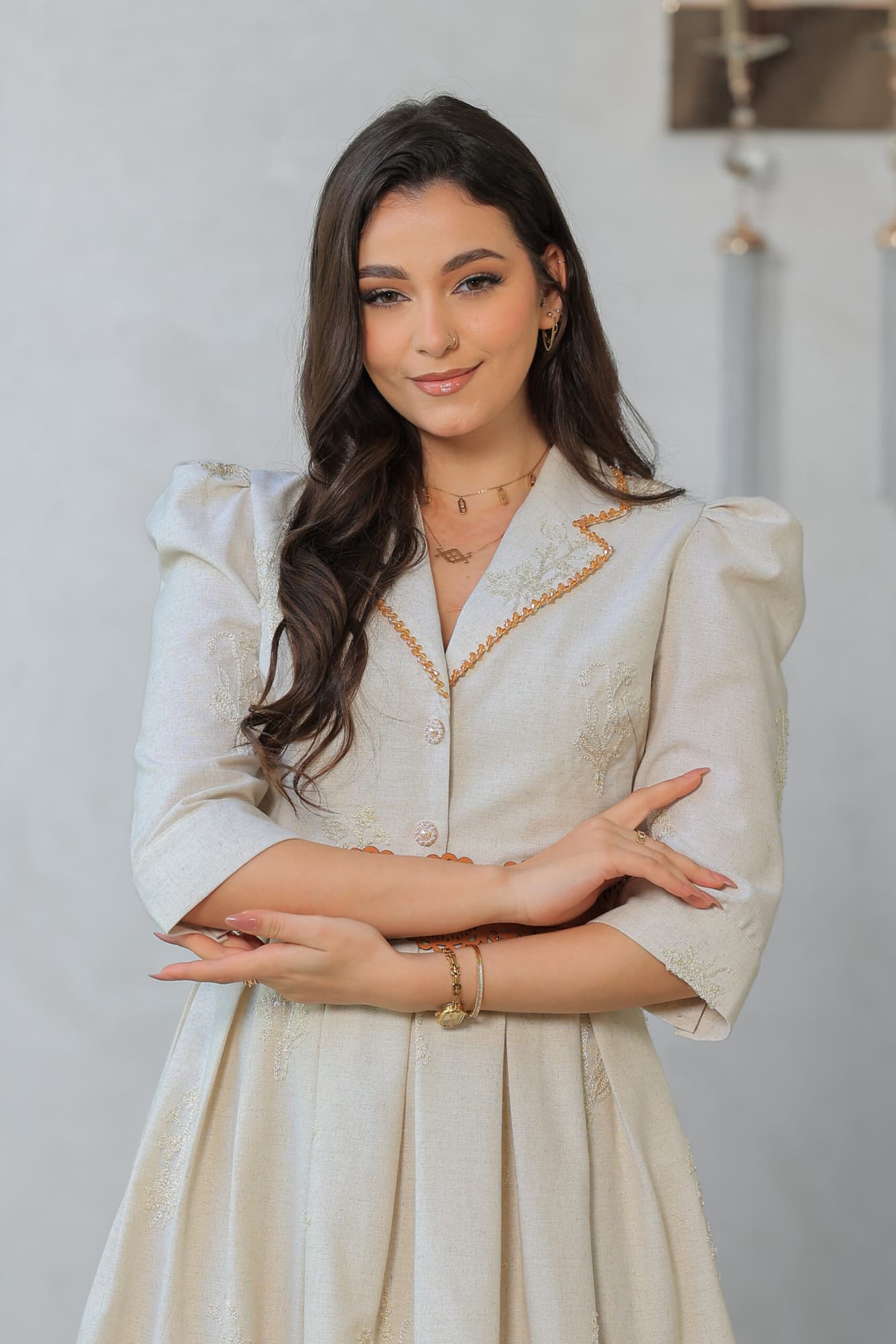 فستان ميدي رسمي مزين بترتر بياقة مطوية