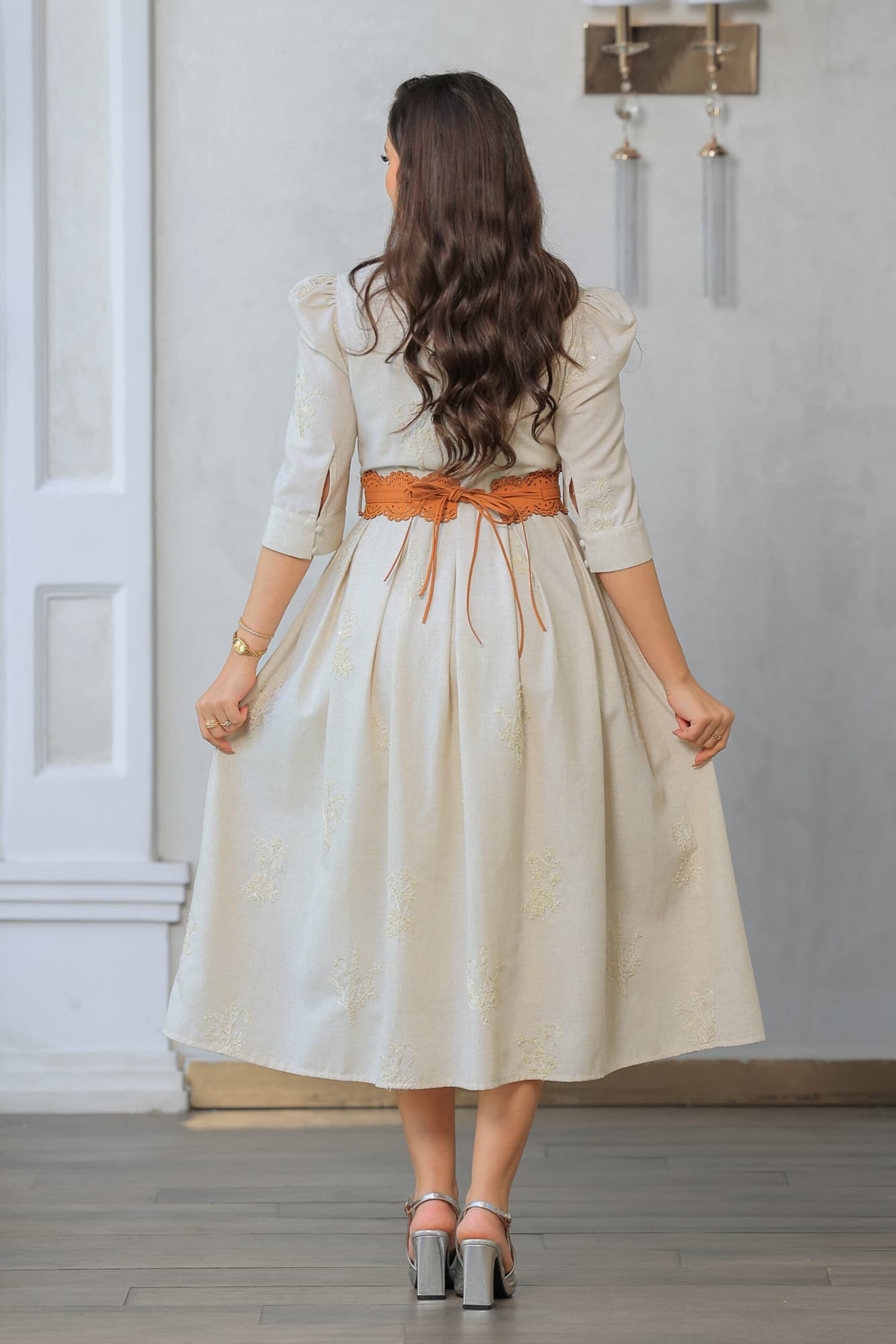 فستان ميدي رسمي مزين بترتر بياقة مطوية