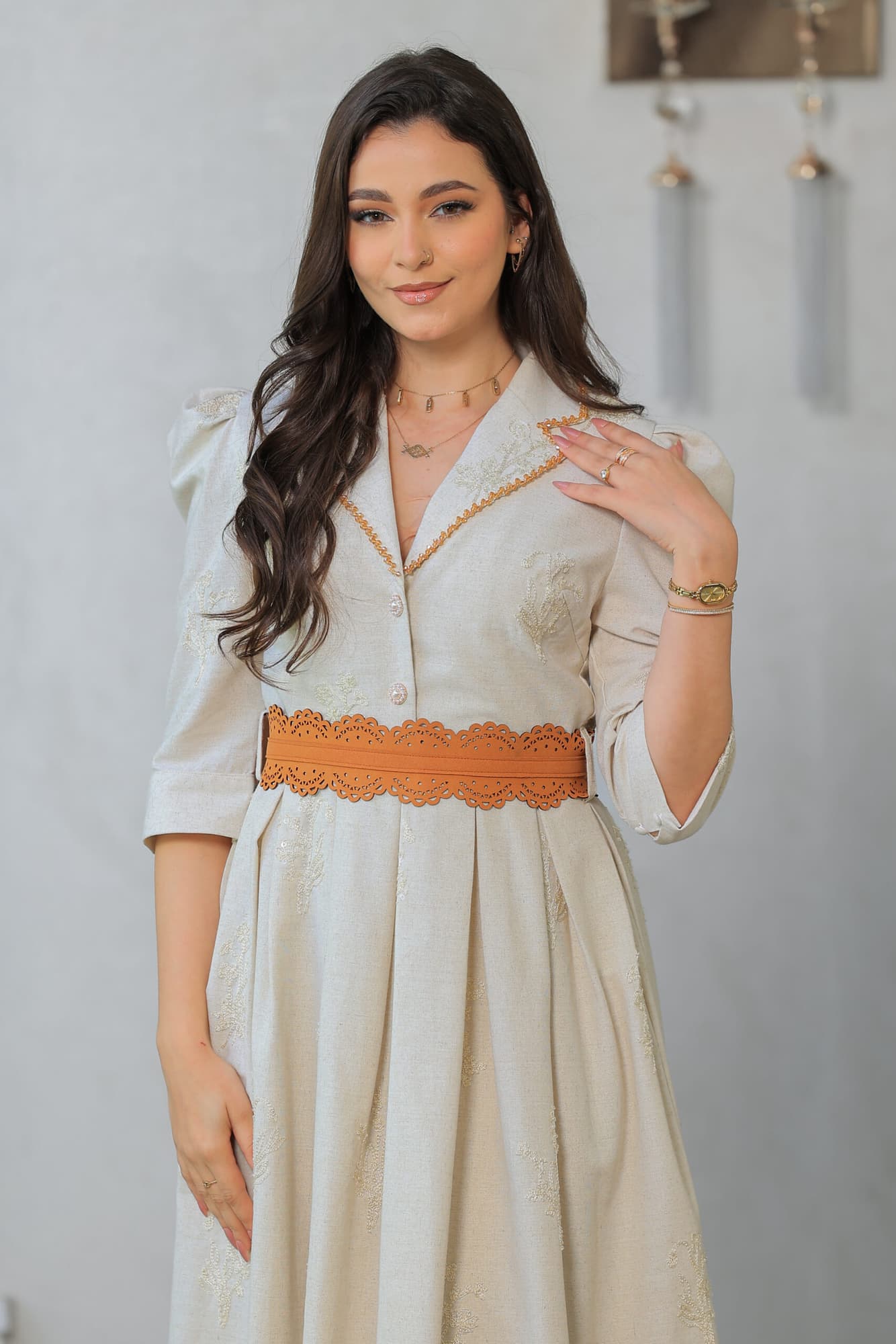 فستان ميدي رسمي مزين بترتر بياقة مطوية