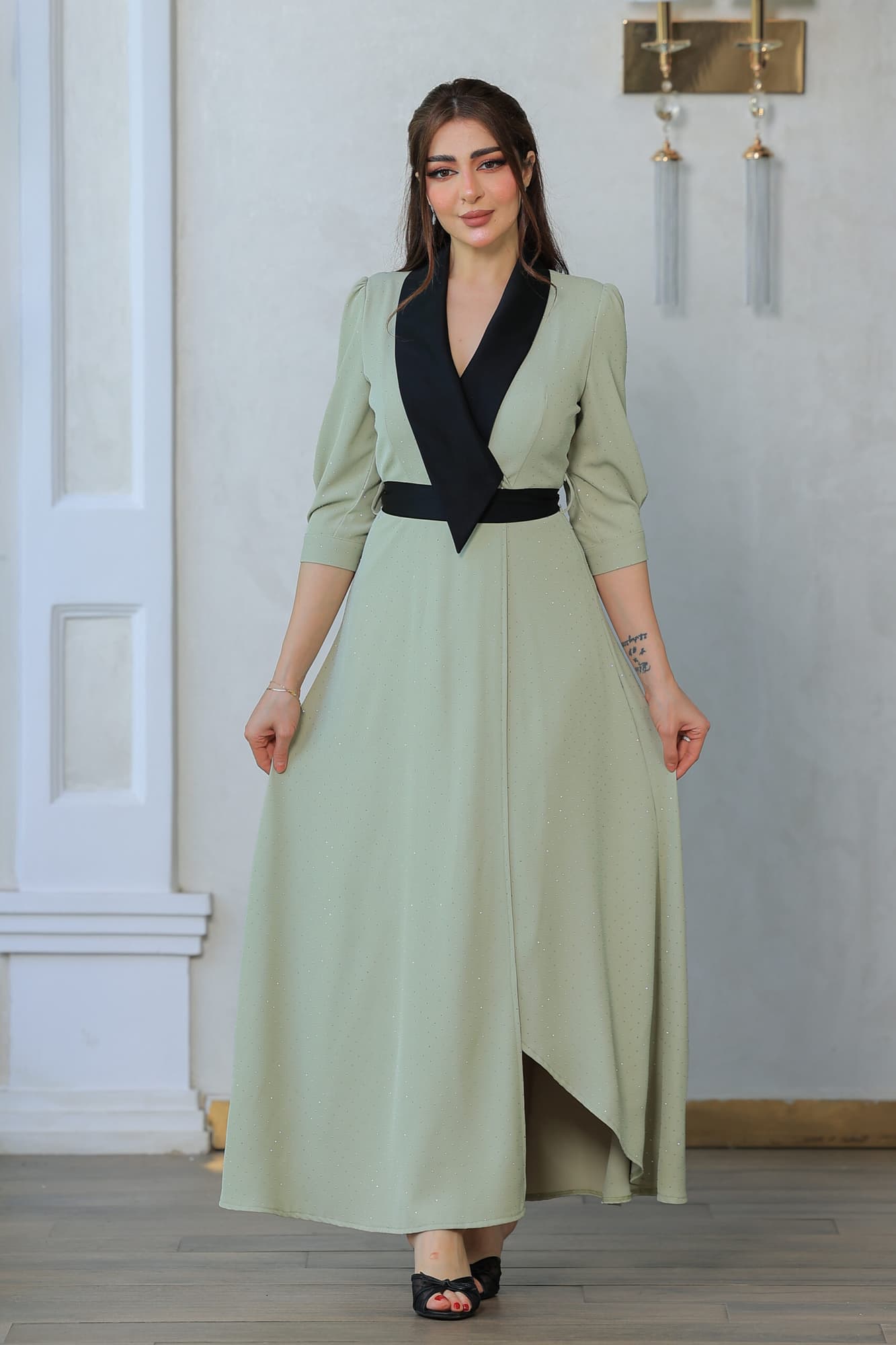 فستان بتصميم باقه عريضه سوداء مزين بفصوص لامعه