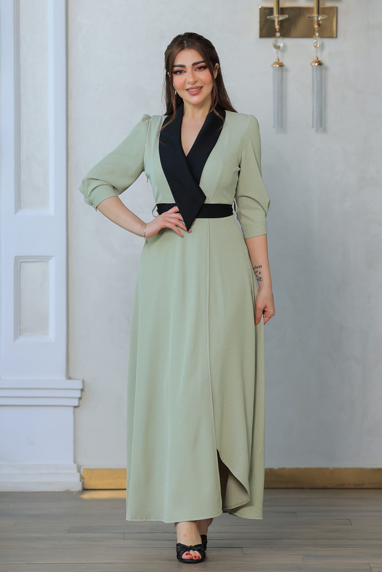 فستان بتصميم باقه عريضه سوداء مزين بفصوص لامعه