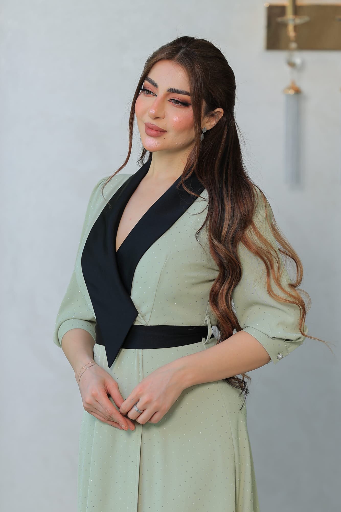 فستان بتصميم باقه عريضه سوداء مزين بفصوص لامعه