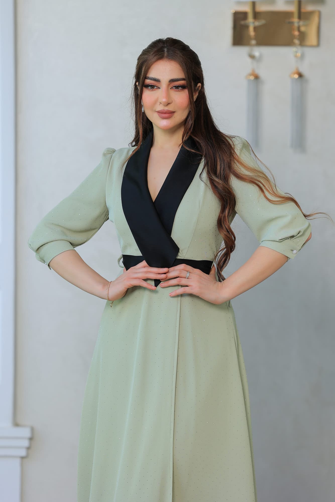 فستان بتصميم باقه عريضه سوداء مزين بفصوص لامعه