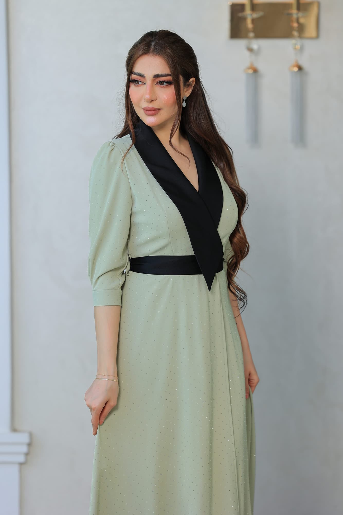 فستان بتصميم باقه عريضه سوداء مزين بفصوص لامعه