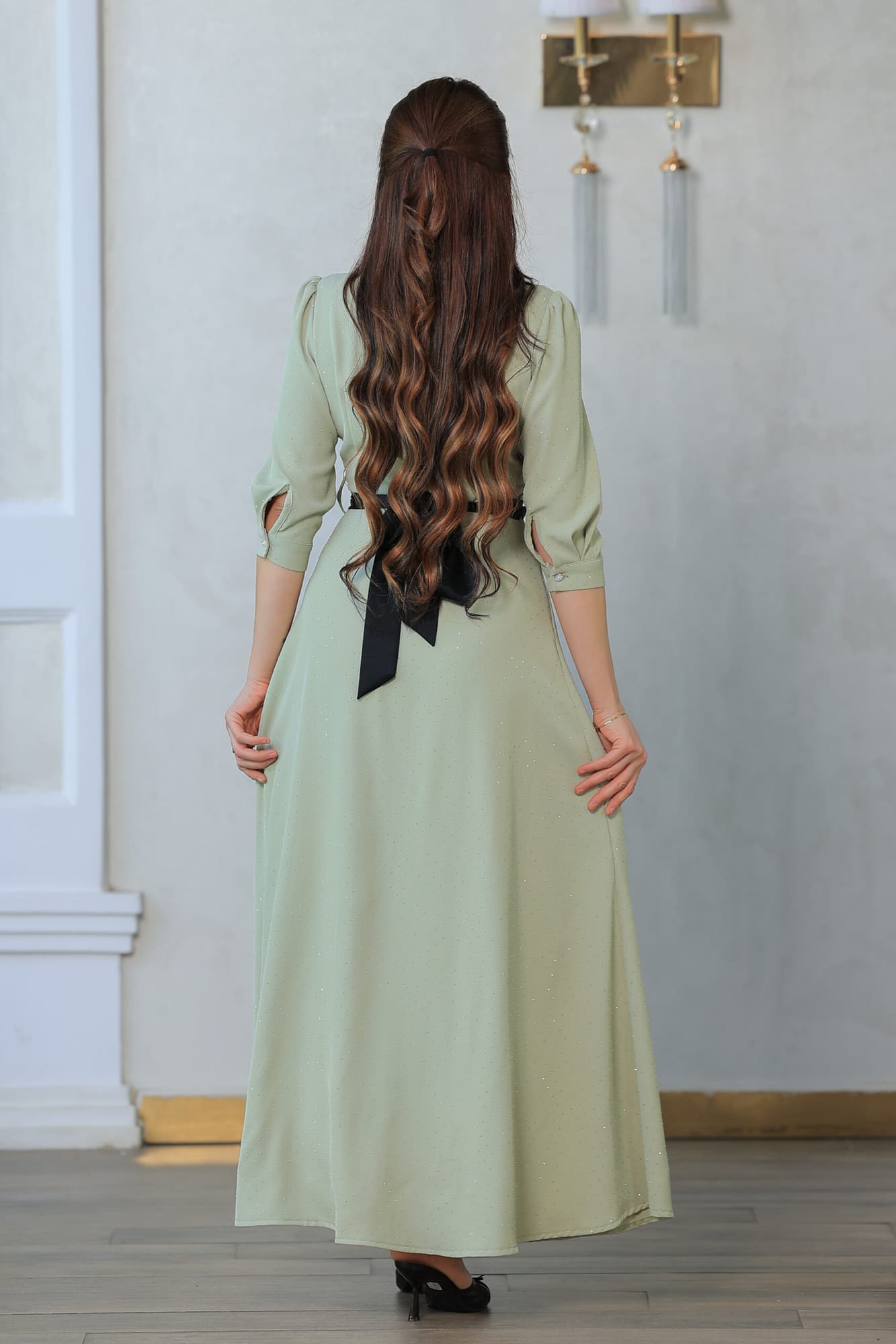 فستان بتصميم باقه عريضه سوداء مزين بفصوص لامعه