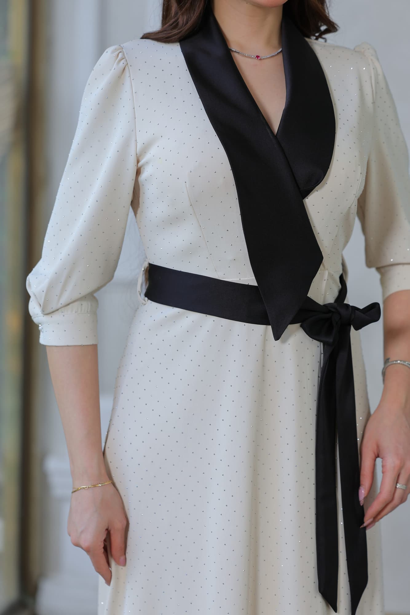 فستان بتصميم باقه عريضه سوداء مزين بفصوص لامعه سكري