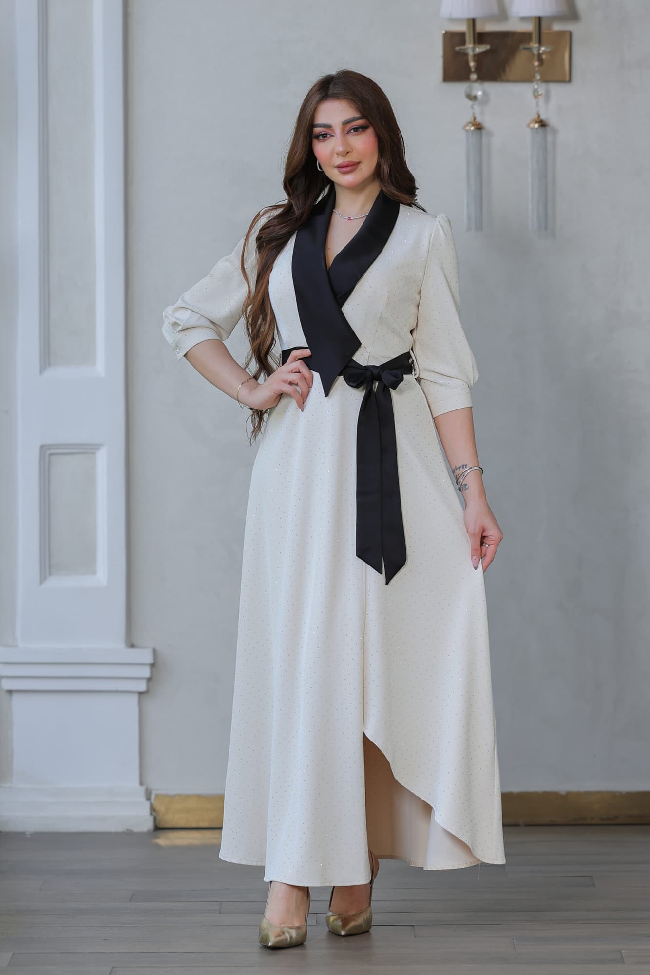 فستان بتصميم باقه عريضه سوداء مزين بفصوص لامعه