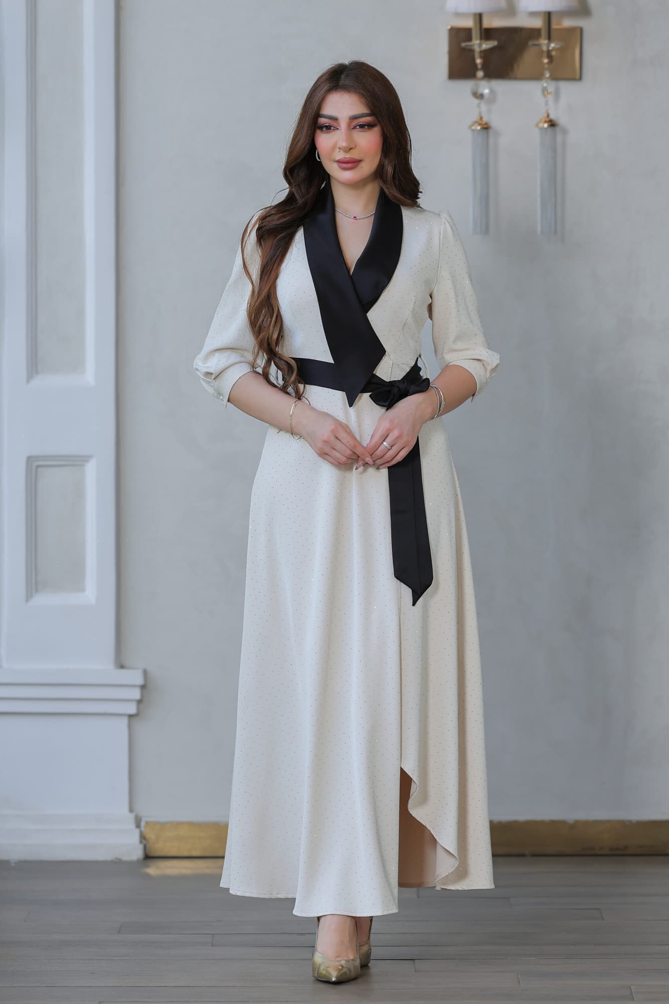 فستان بتصميم باقه عريضه سوداء مزين بفصوص لامعه