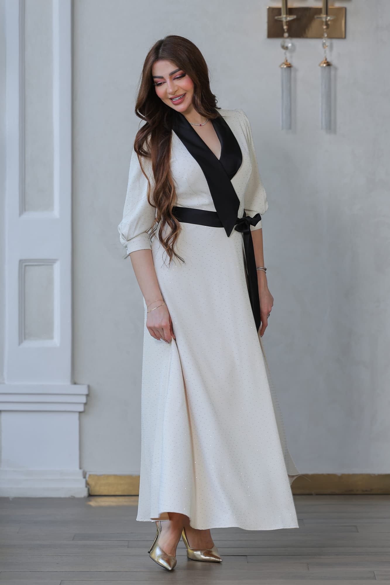 فستان بتصميم باقه عريضه سوداء مزين بفصوص لامعه