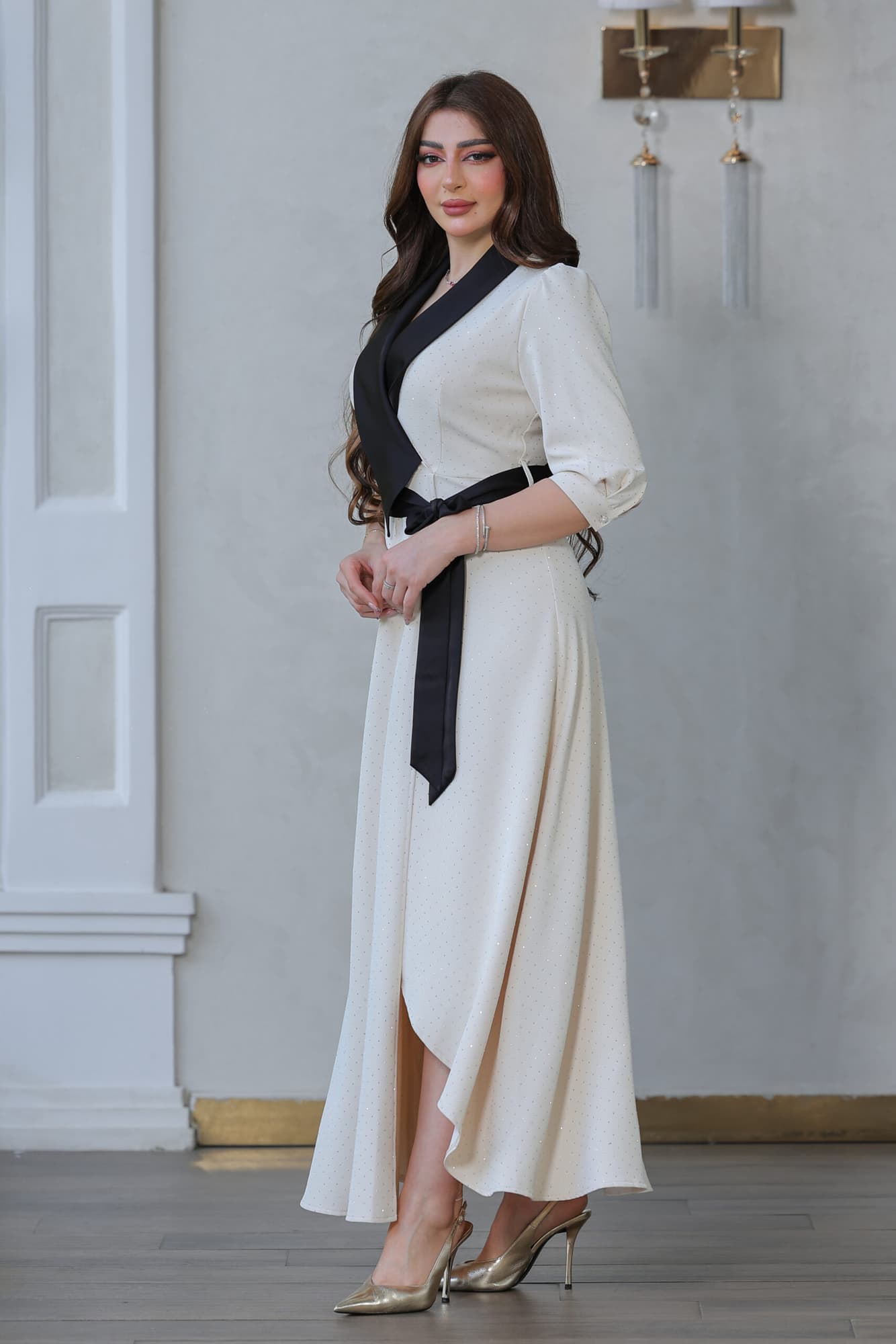 فستان بتصميم باقه عريضه سوداء مزين بفصوص لامعه