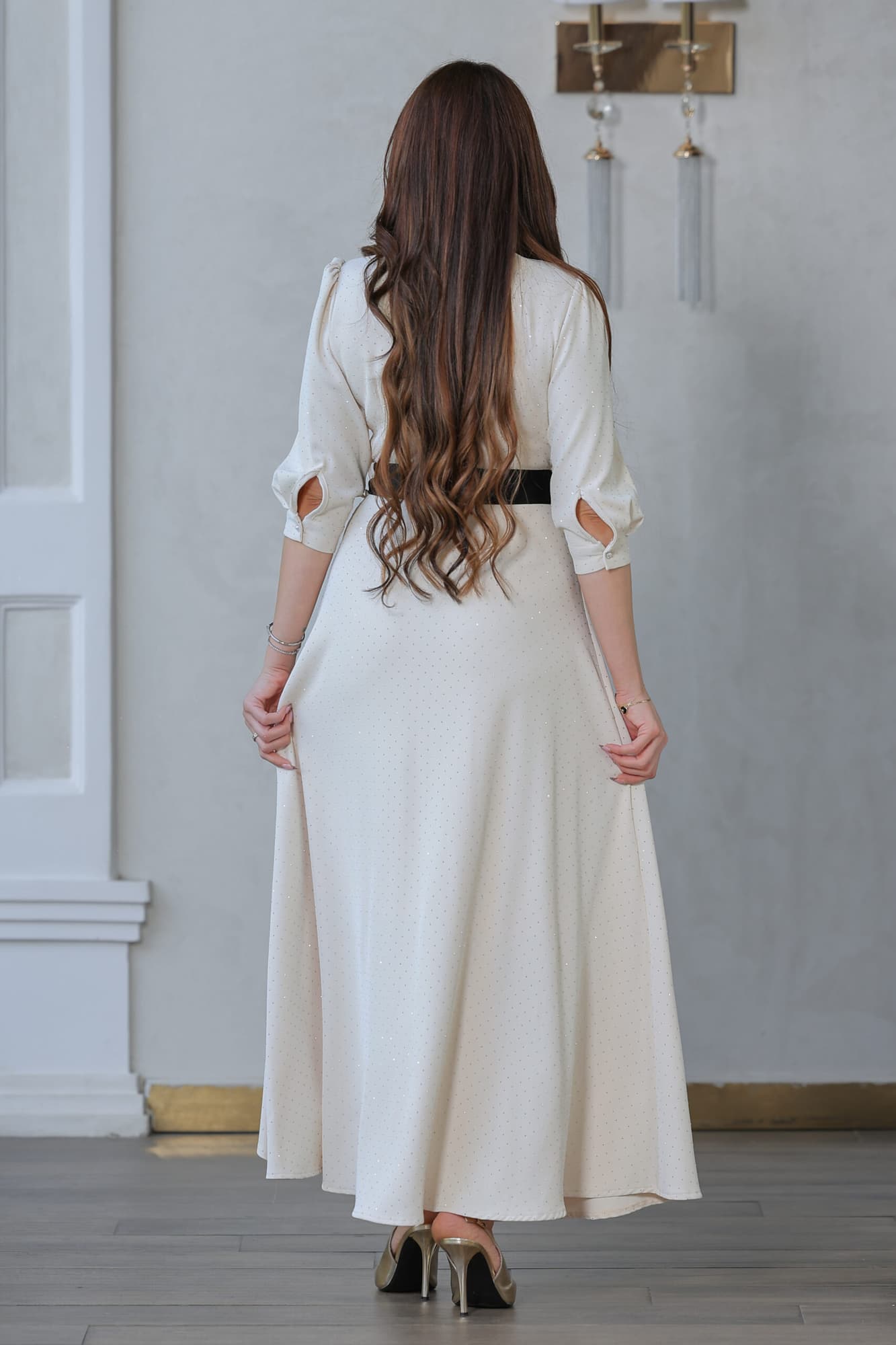 فستان بتصميم باقه عريضه سوداء مزين بفصوص لامعه