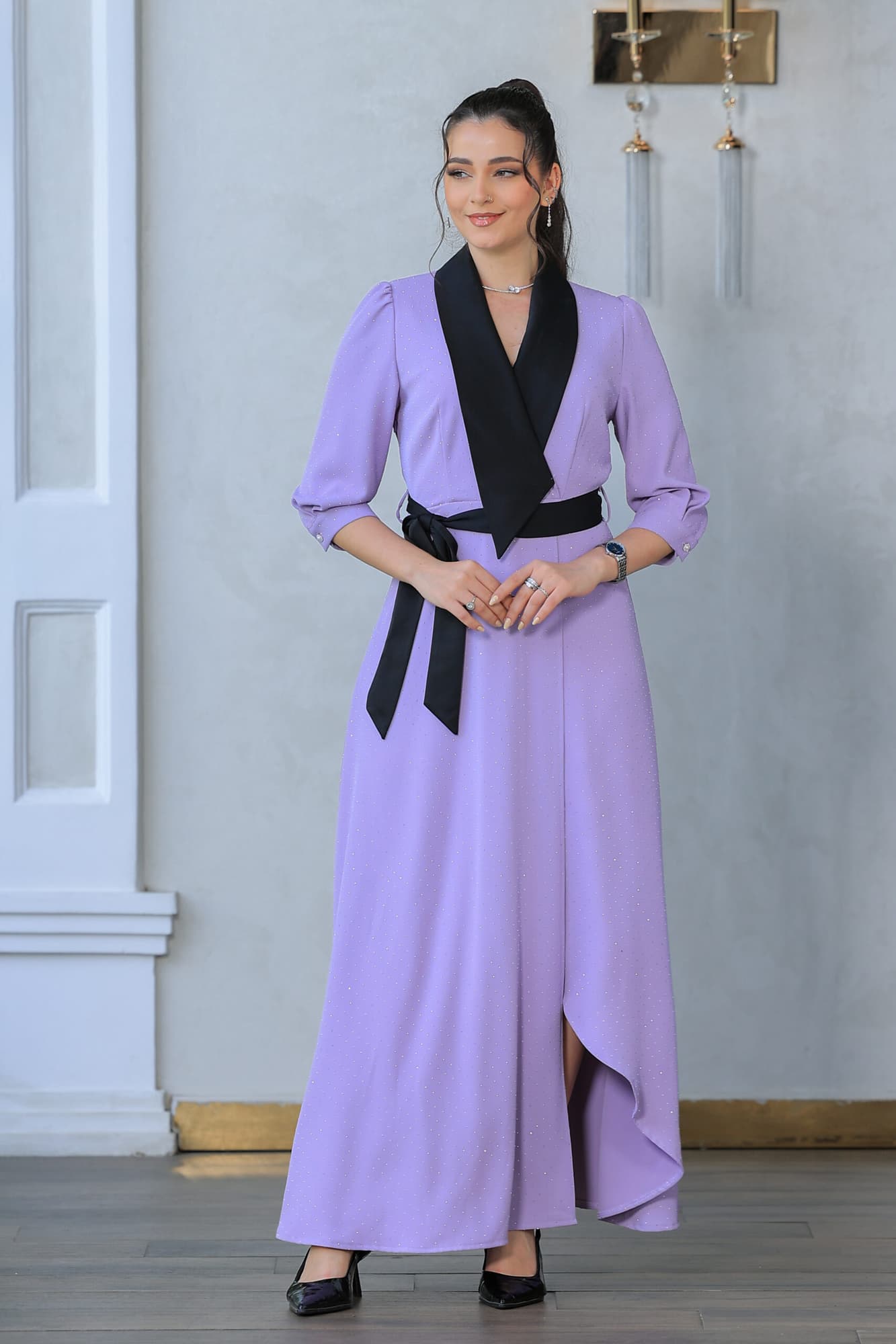 فستان بتصميم باقه عريضه سوداء مزين بفصوص لامعه