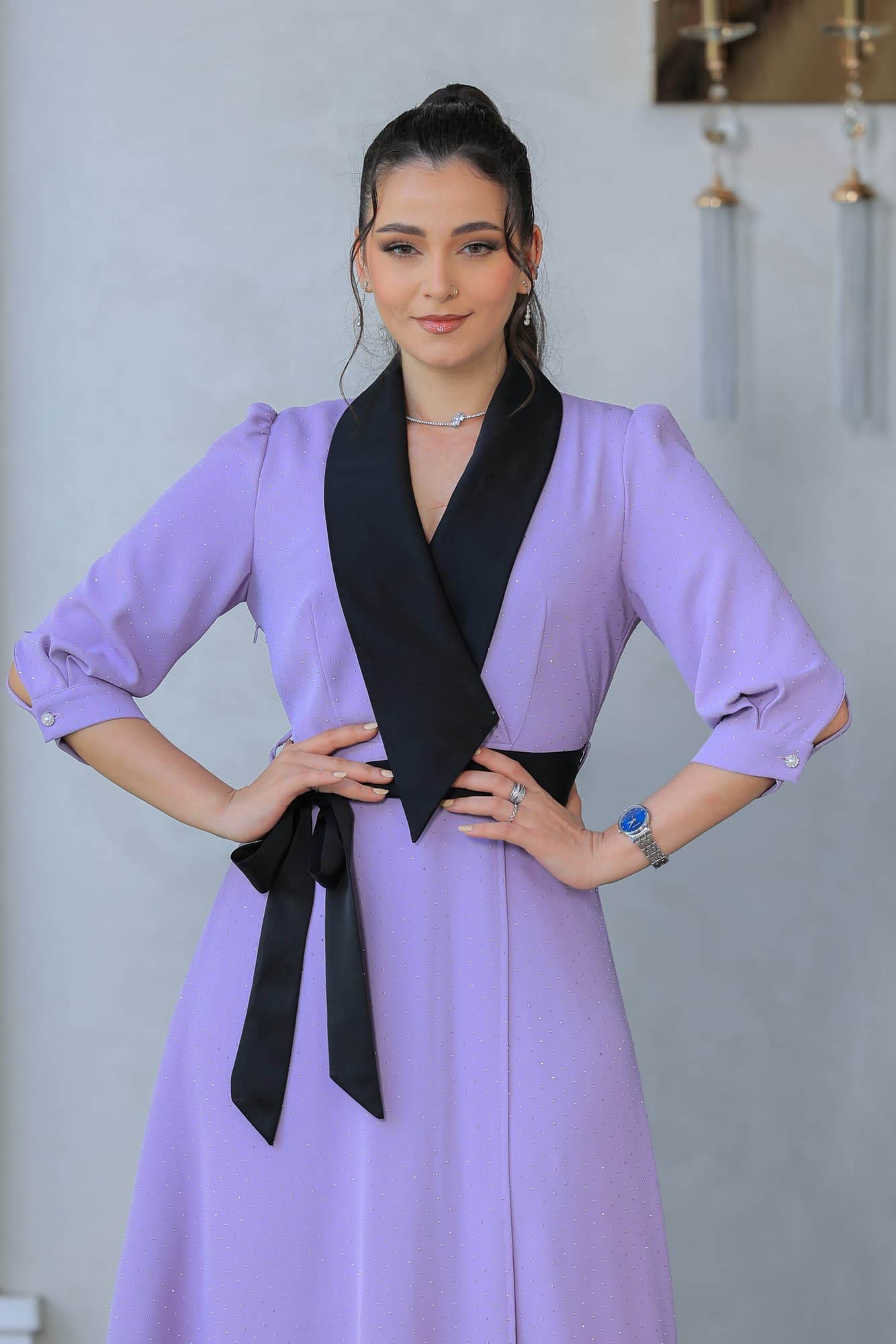 فستان بتصميم باقه عريضه سوداء مزين بفصوص لامعه