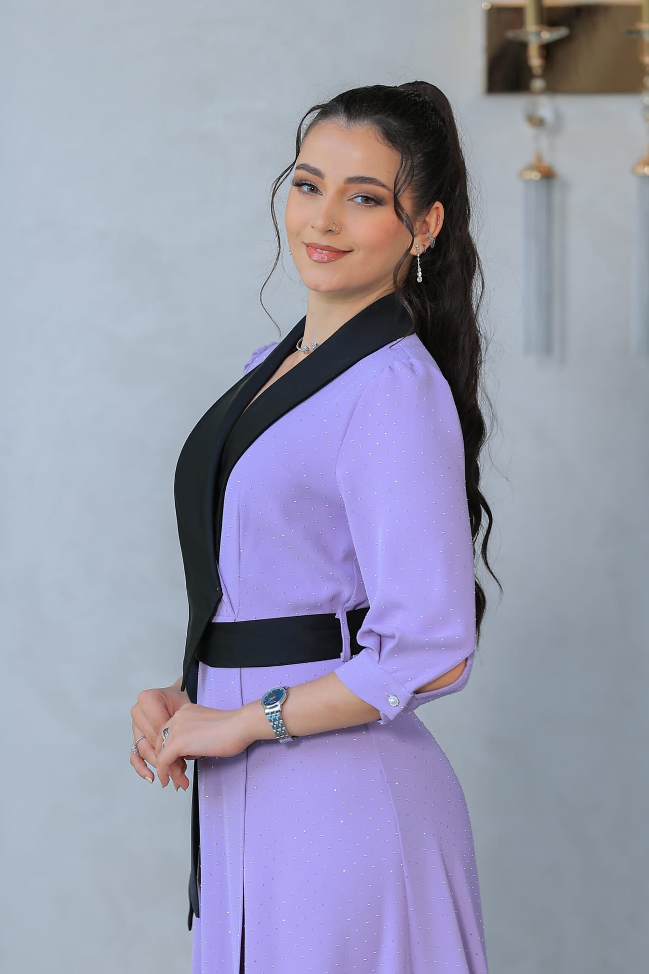 فستان بتصميم باقه عريضه سوداء مزين بفصوص لامعه