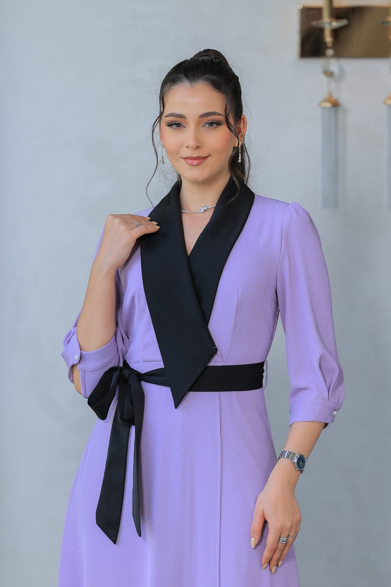 فستان بتصميم باقه عريضه سوداء مزين بفصوص لامعه