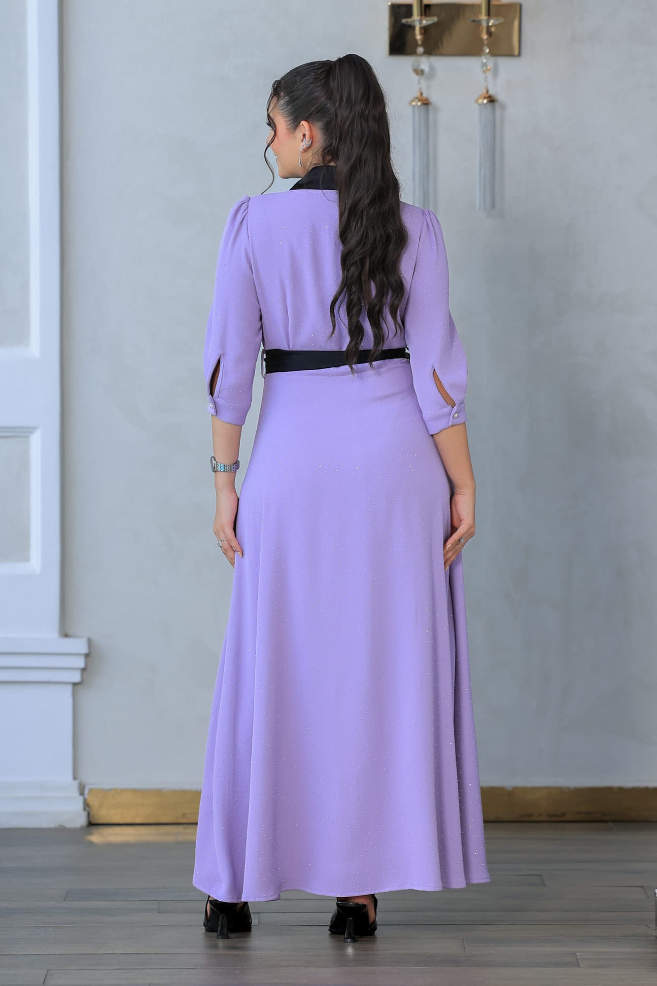 فستان بتصميم باقه عريضه سوداء مزين بفصوص لامعه