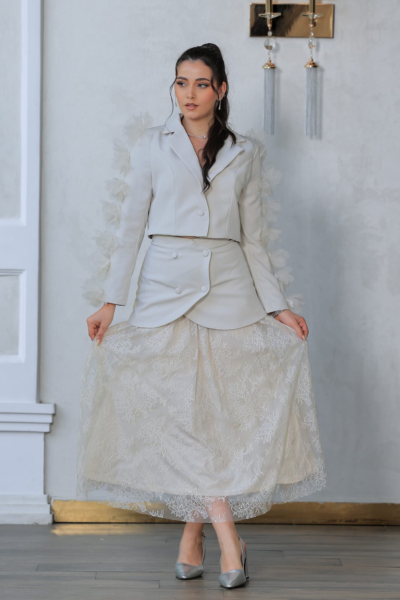 طقم مكون من قطعتين جاكت مزين بورود وتنورة دانتيل