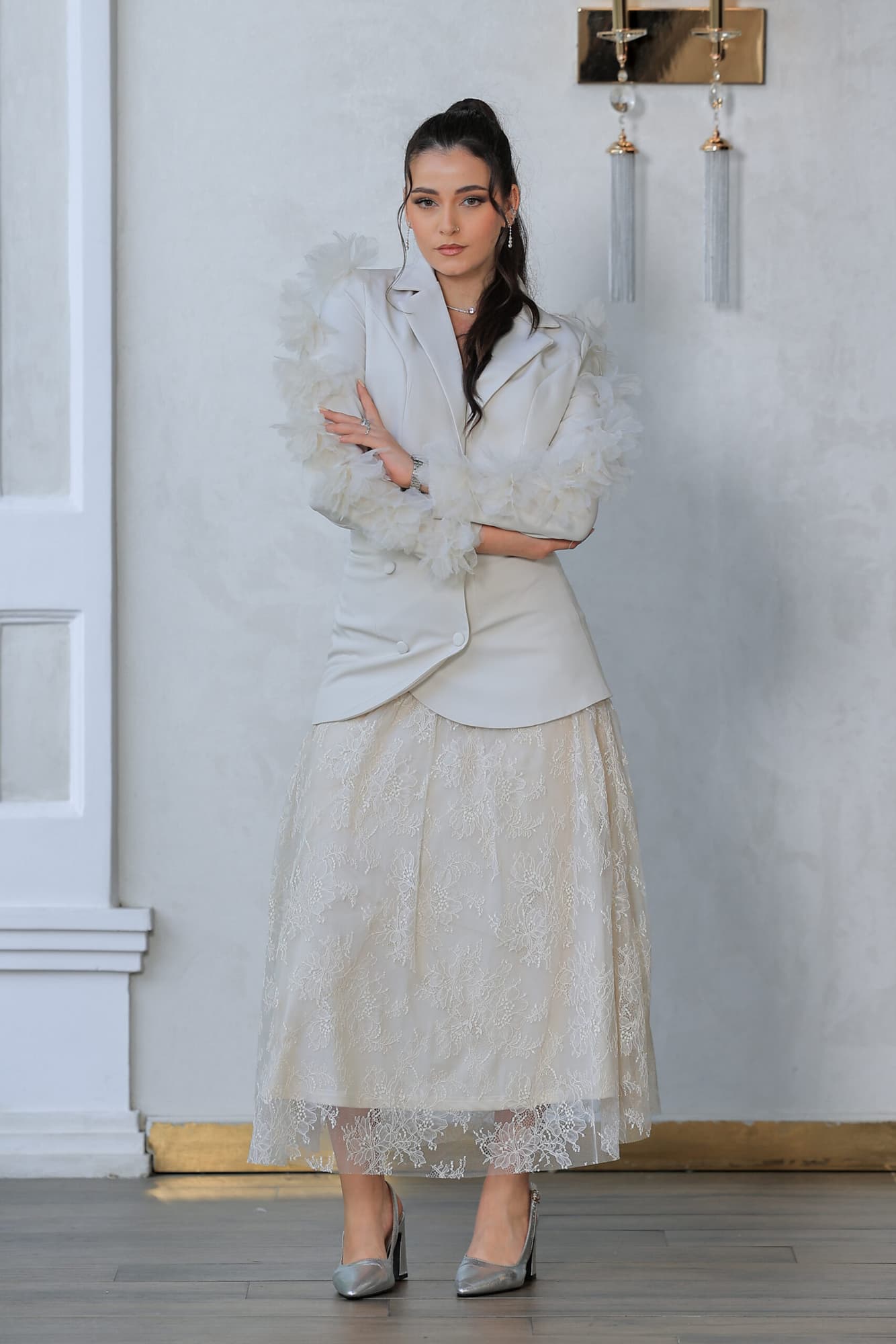 طقم مكون من قطعتين جاكت مزين بورود وتنورة دانتيل