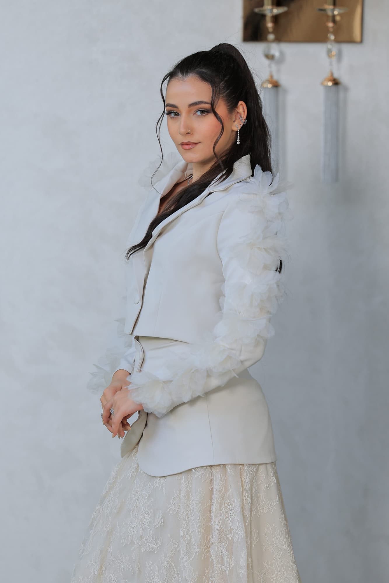 طقم مكون من قطعتين جاكت مزين بورود وتنورة دانتيل