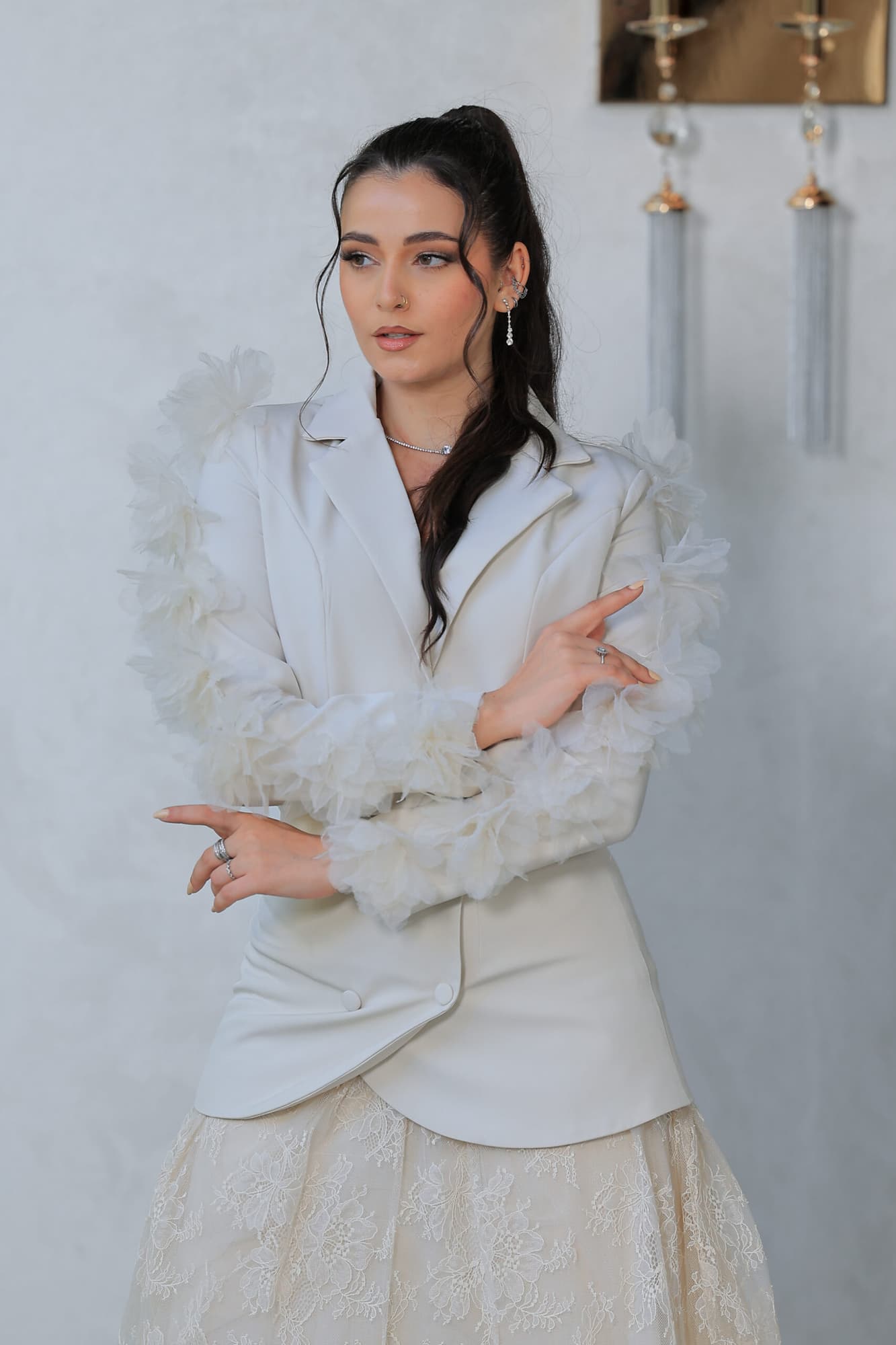 طقم مكون من قطعتين جاكت مزين بورود وتنورة دانتيل