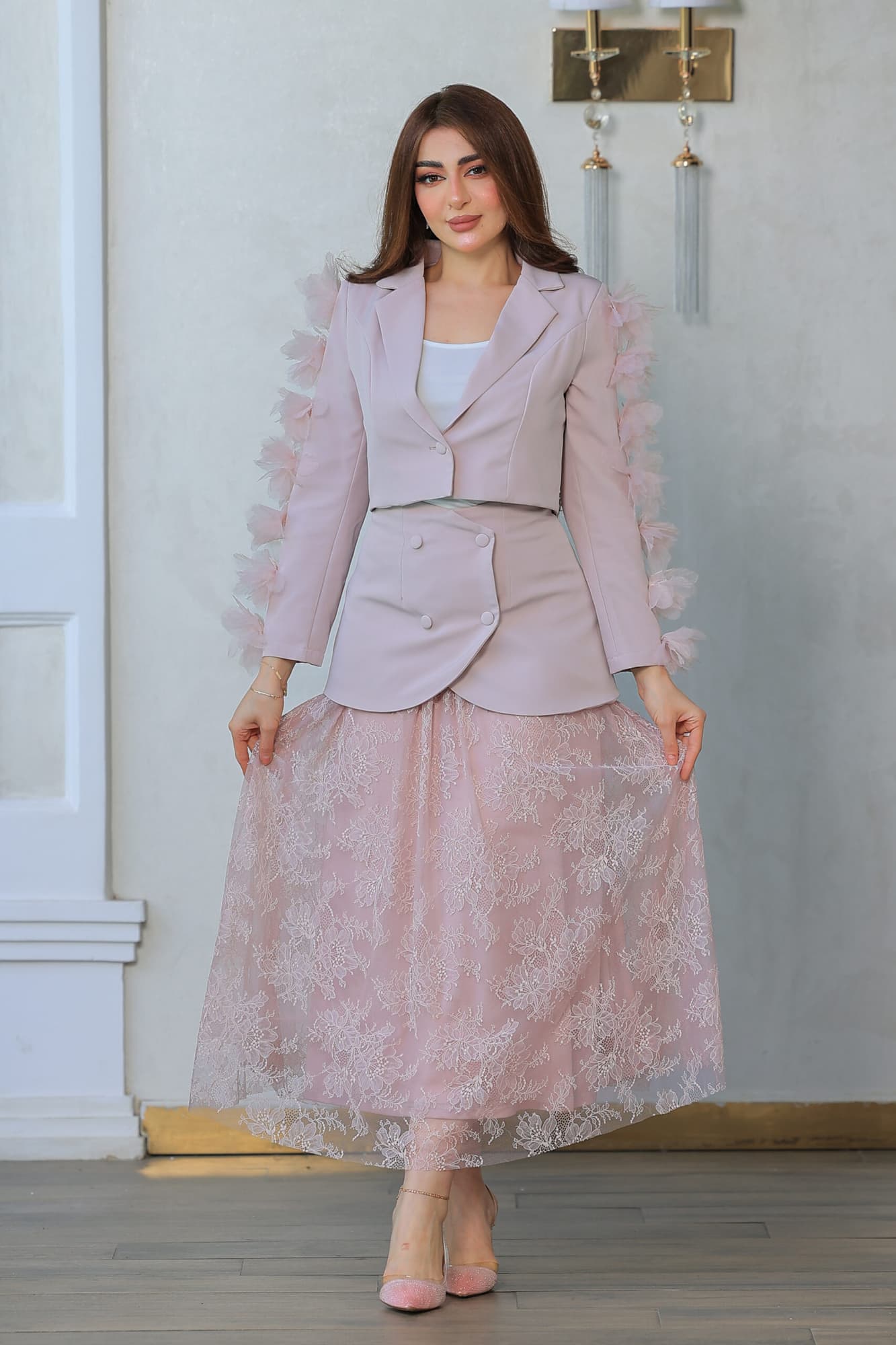 طقم مكون من قطعتين جاكت مزين بورود وتنورة دانتيل