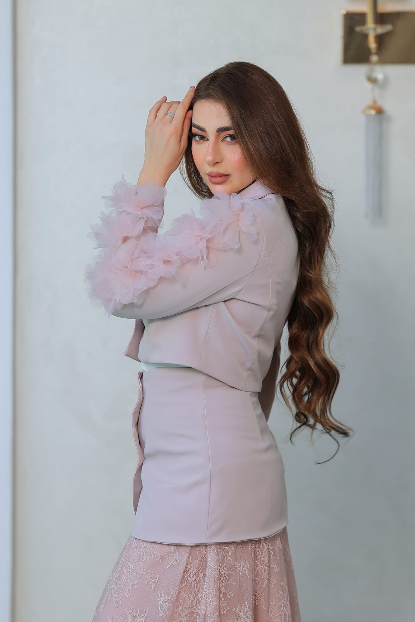 طقم مكون من قطعتين جاكت مزين بورود وتنورة دانتيل