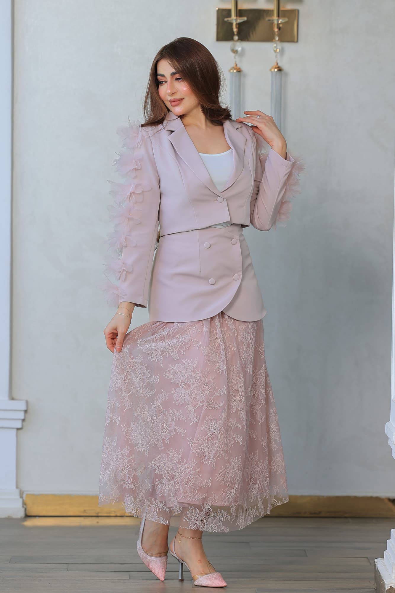 طقم مكون من قطعتين جاكت مزين بورود وتنورة دانتيل