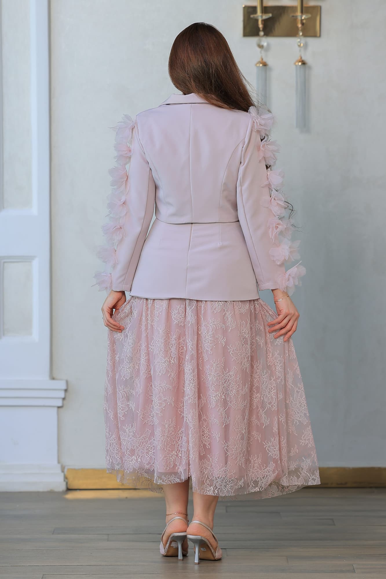 طقم مكون من قطعتين جاكت مزين بورود وتنورة دانتيل