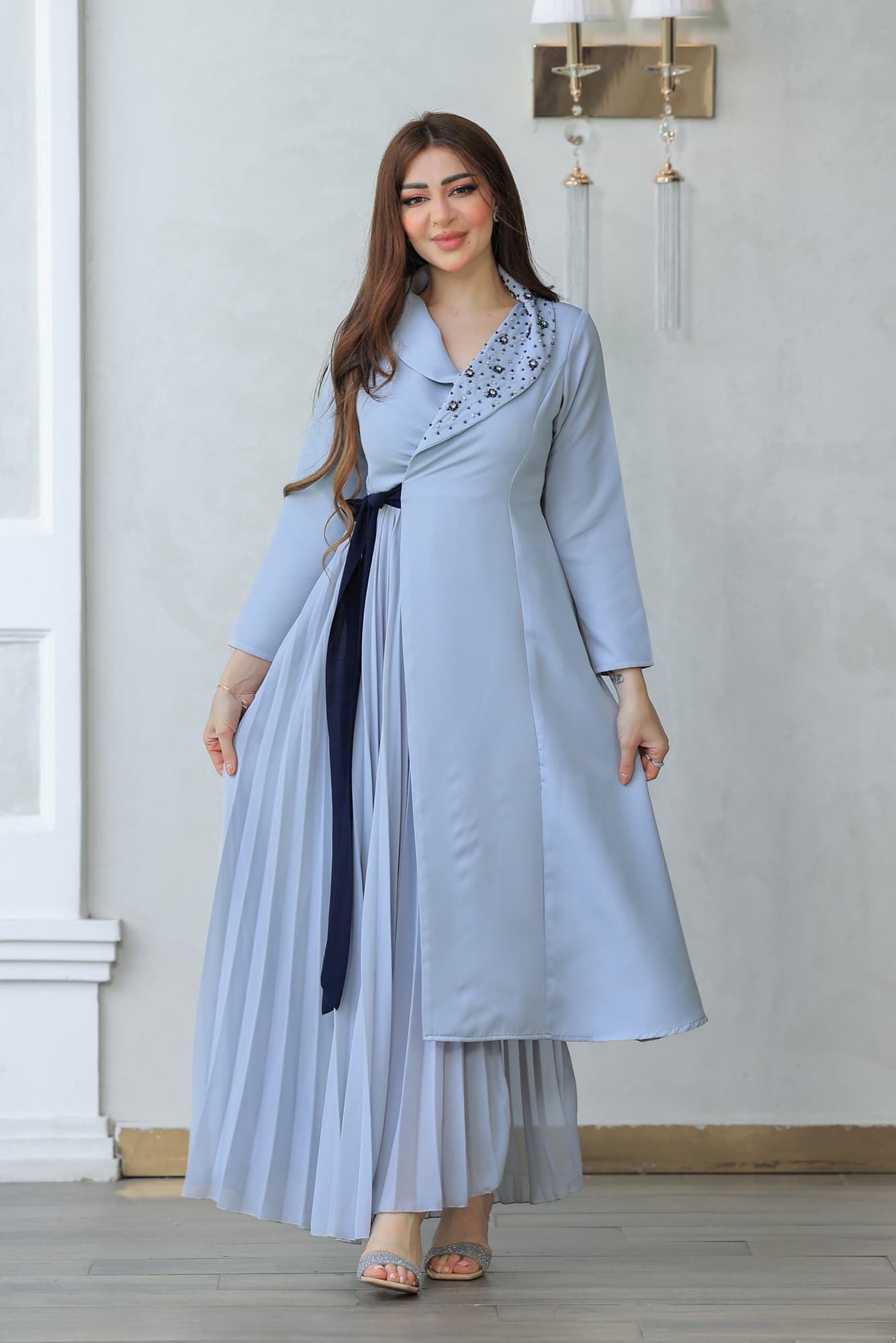 فستان الأنيق يتميز بتصميم راقٍ يجمع بين العصرية والكلاسيكية