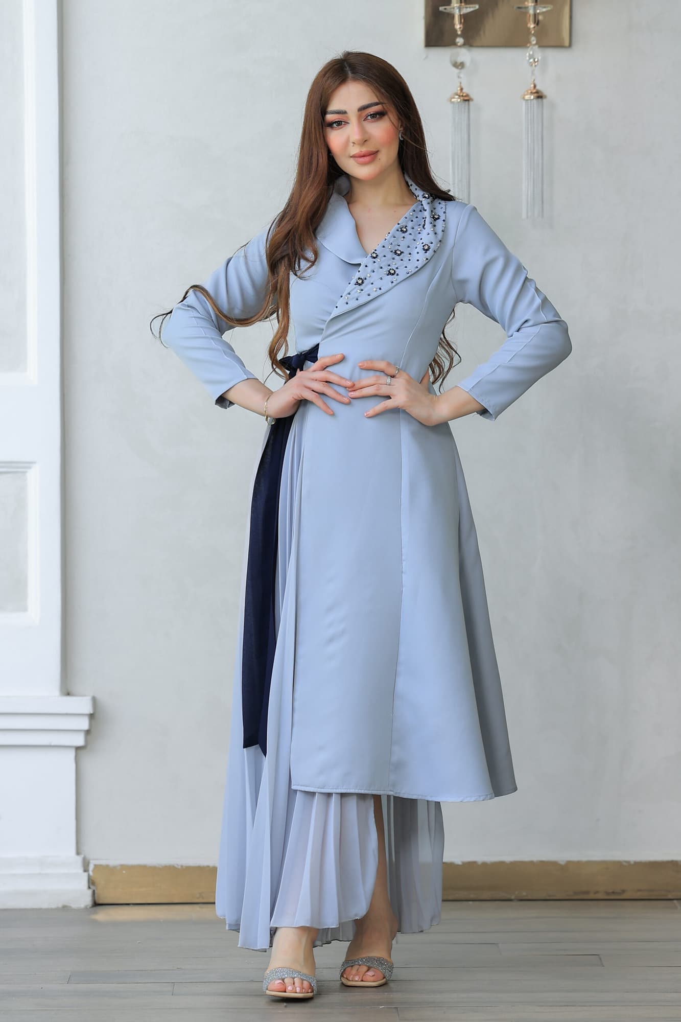 فستان الأنيق يتميز بتصميم راقٍ يجمع بين العصرية والكلاسيكية