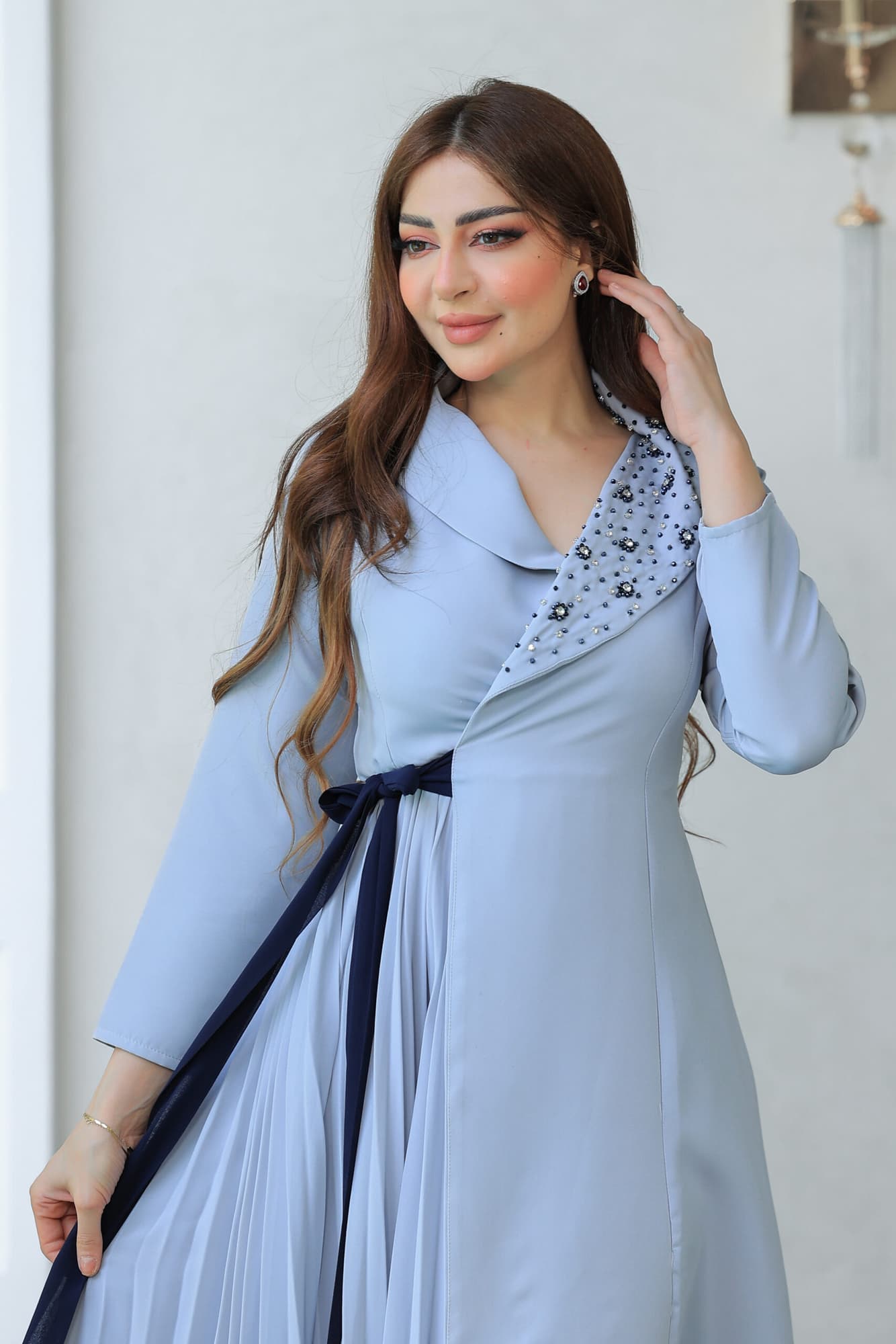 فستان الأنيق يتميز بتصميم راقٍ يجمع بين العصرية والكلاسيكية