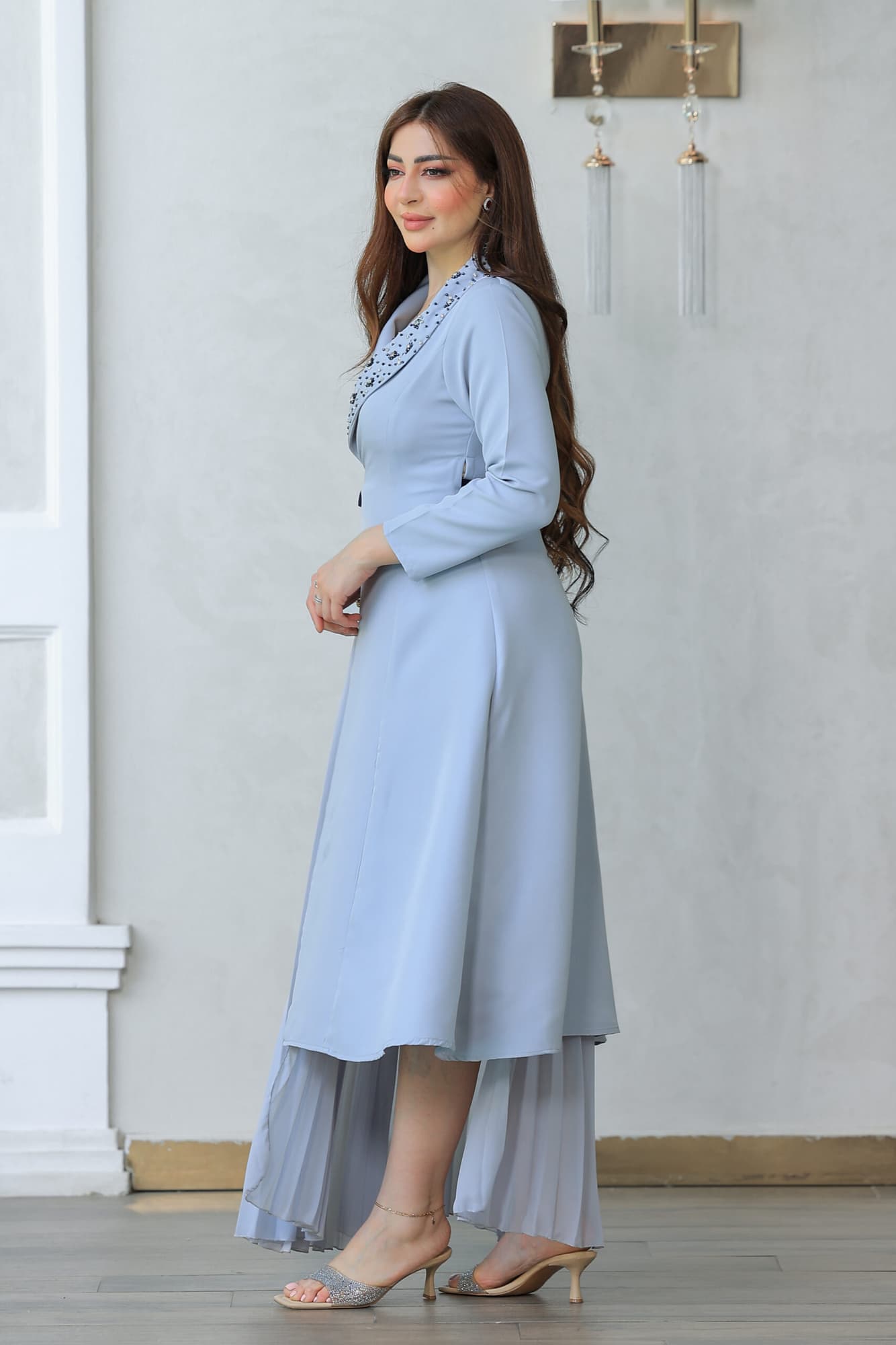 فستان الأنيق يتميز بتصميم راقٍ يجمع بين العصرية والكلاسيكية