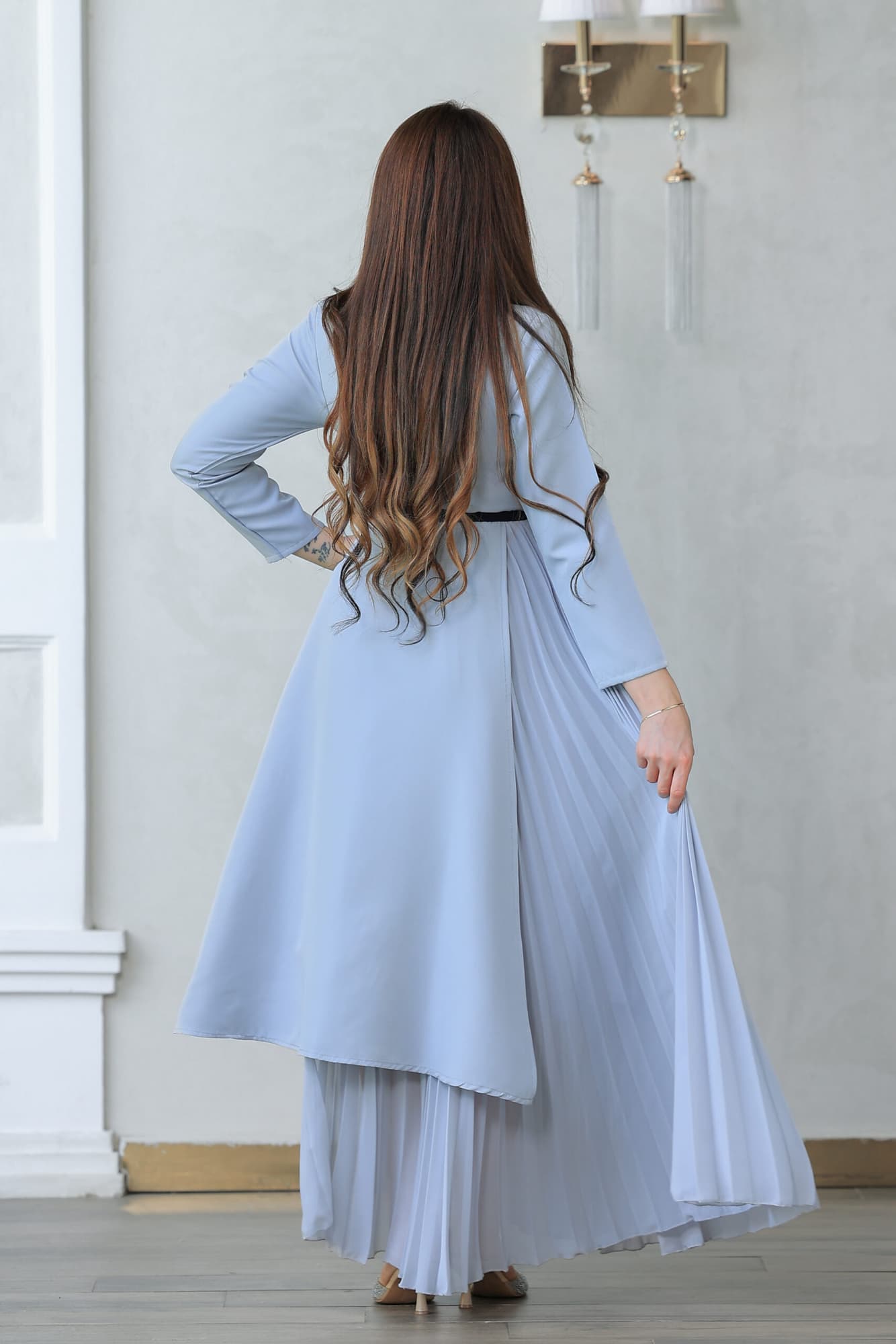 فستان الأنيق يتميز بتصميم راقٍ يجمع بين العصرية والكلاسيكية