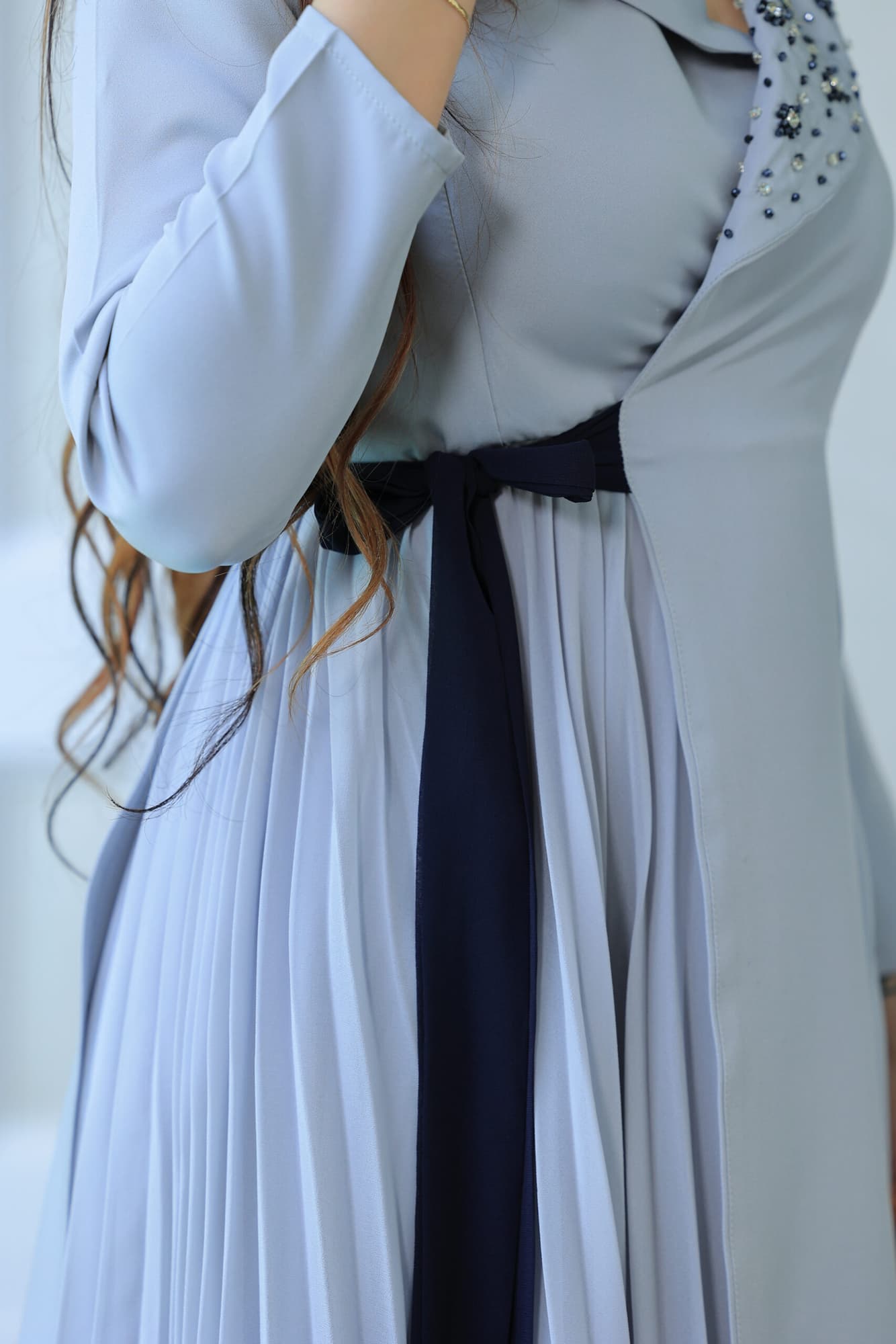 فستان الأنيق يتميز بتصميم راقٍ يجمع بين العصرية والكلاسيكية