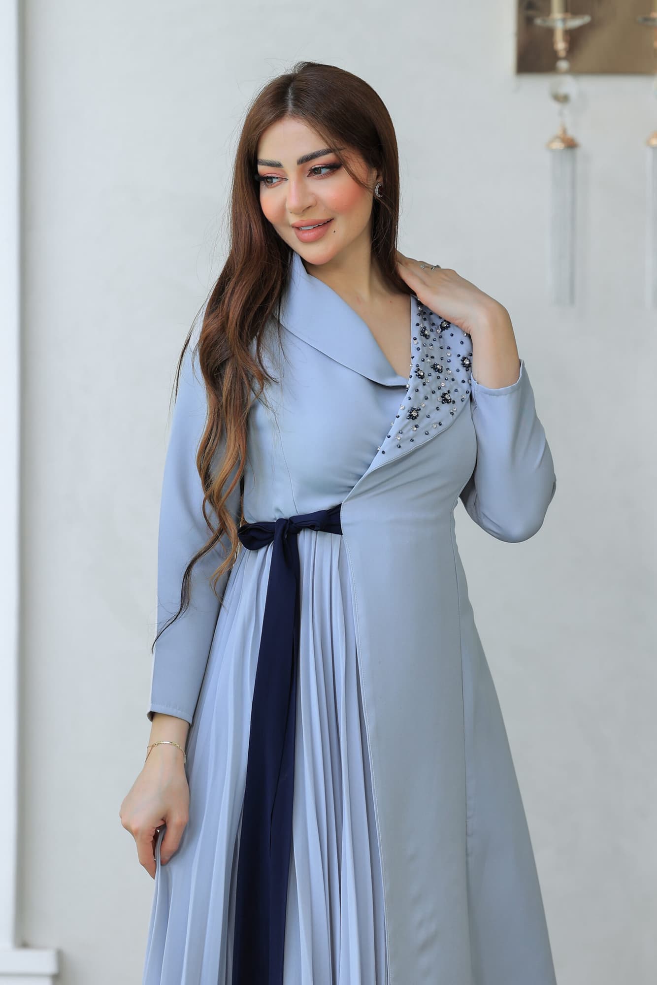 فستان الأنيق يتميز بتصميم راقٍ يجمع بين العصرية والكلاسيكية