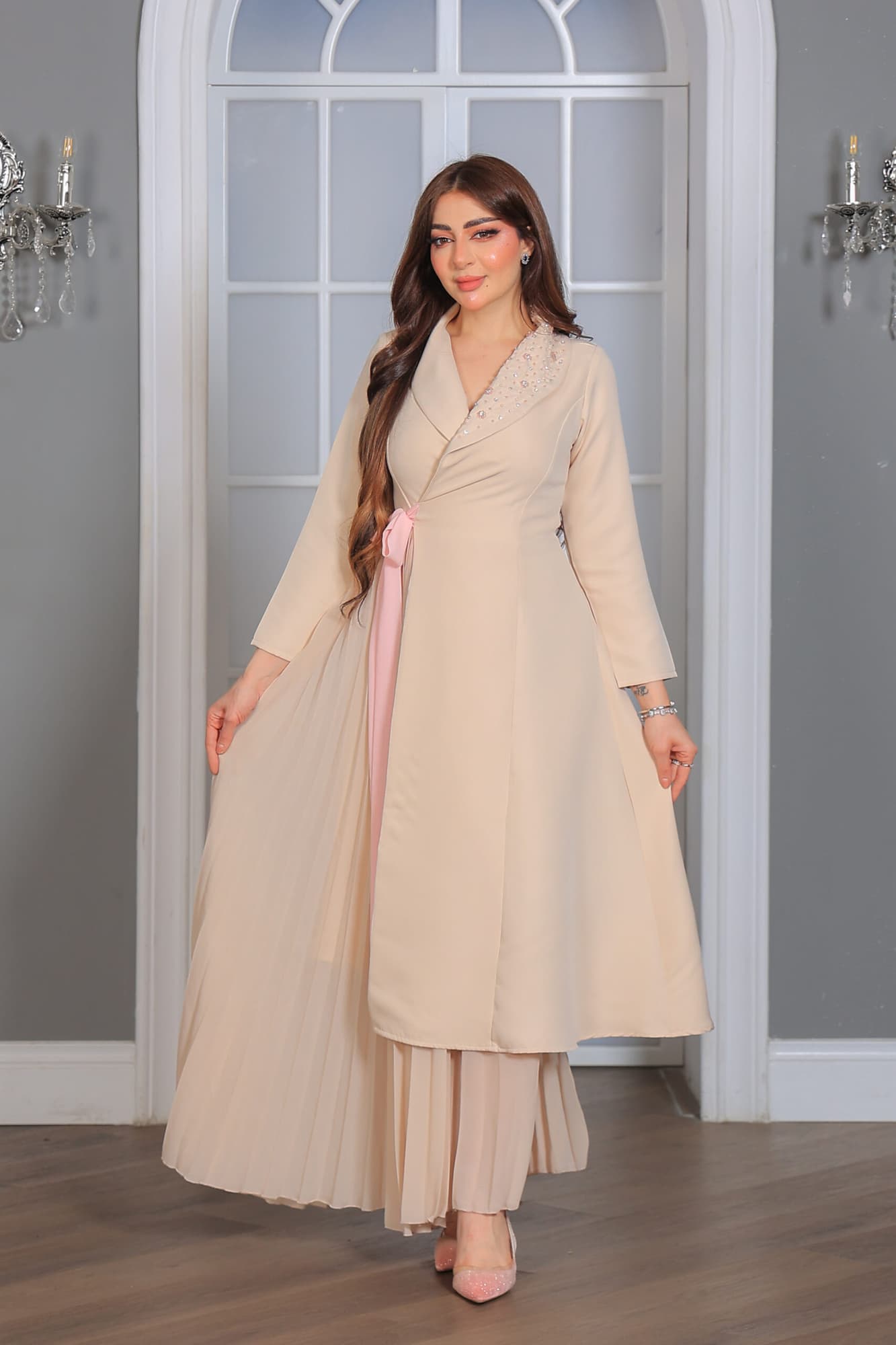 فستان الأنيق يتميز بتصميم راقٍ يجمع بين العصرية والكلاسيكية