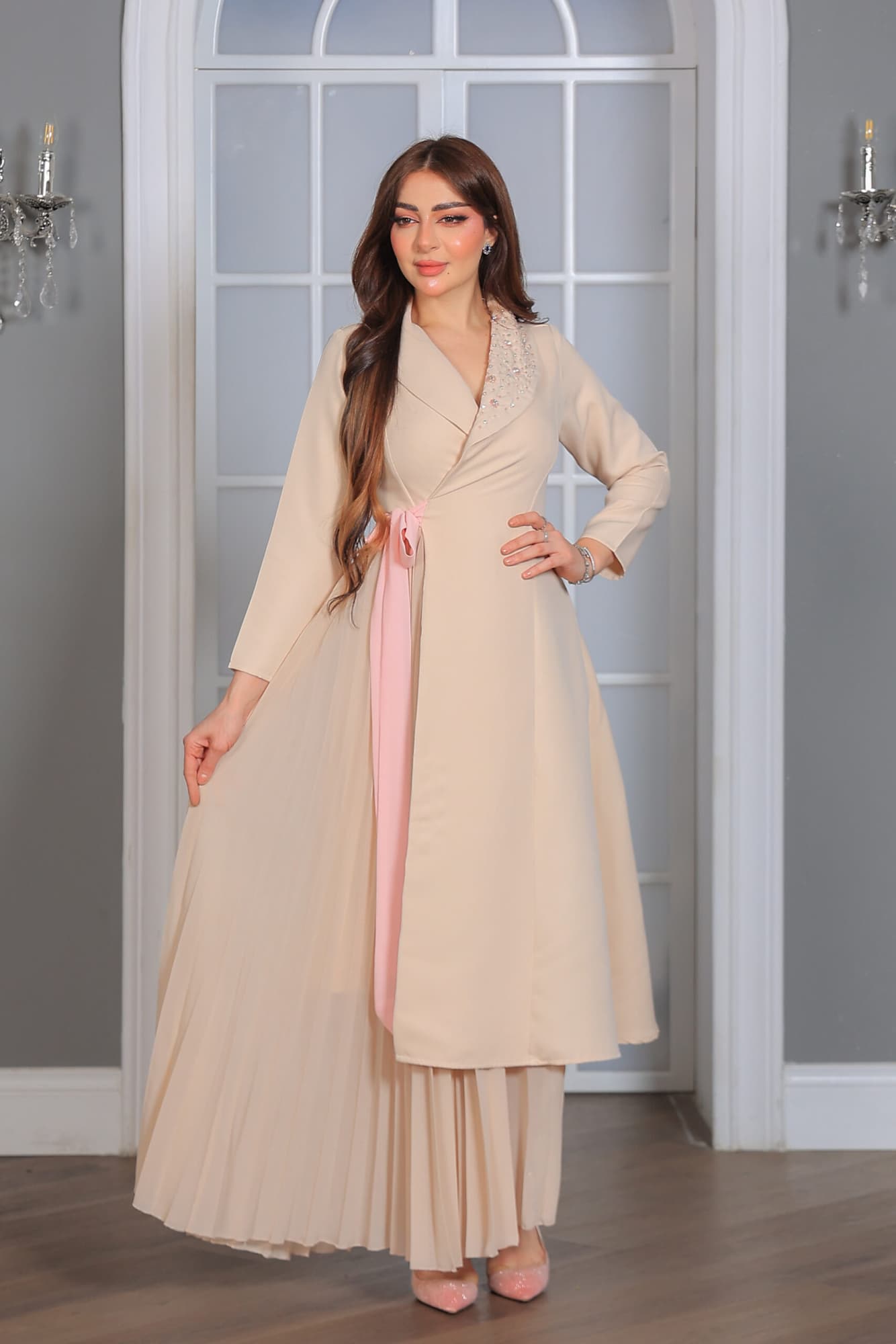 فستان الأنيق يتميز بتصميم راقٍ يجمع بين العصرية والكلاسيكية