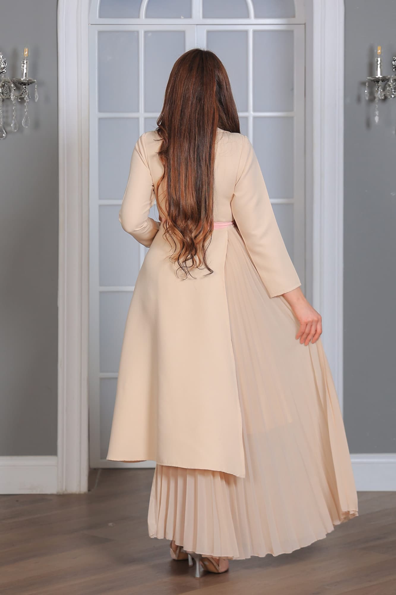 فستان الأنيق يتميز بتصميم راقٍ يجمع بين العصرية والكلاسيكية