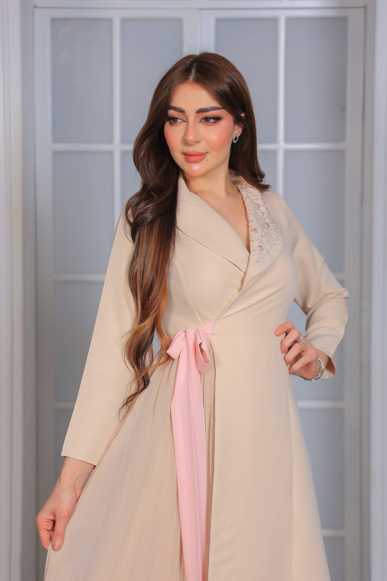 فستان الأنيق يتميز بتصميم راقٍ يجمع بين العصرية والكلاسيكية