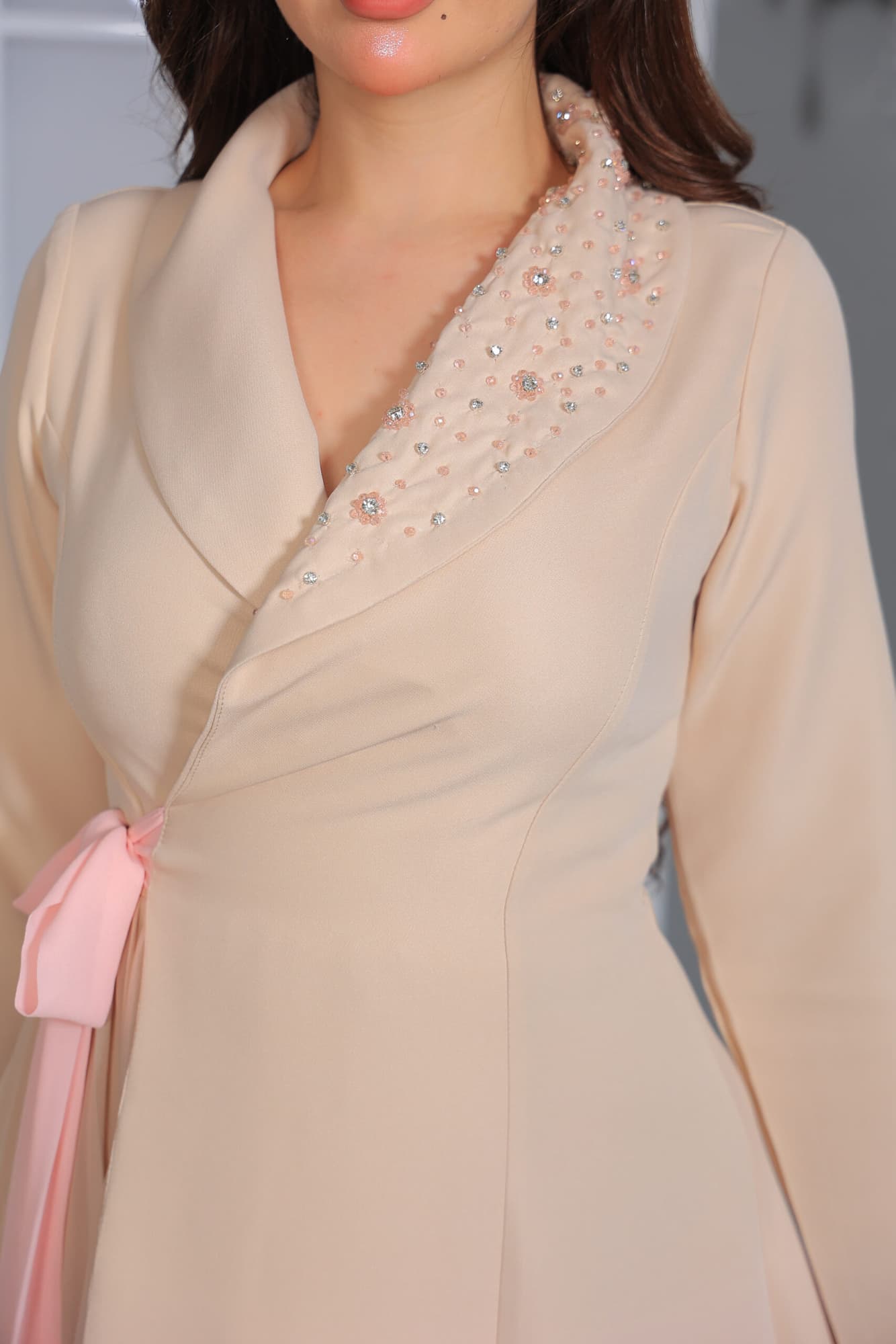 فستان الأنيق يتميز بتصميم راقٍ يجمع بين العصرية والكلاسيكية