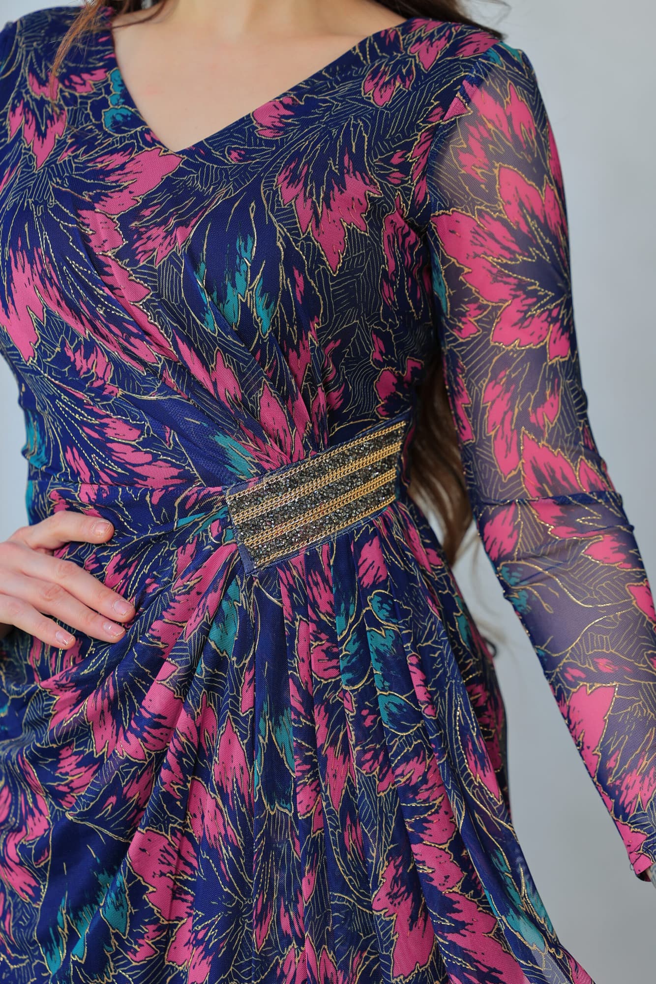 فستان أنيق بطبعات زهرية ولمسات ذهبية فوشي