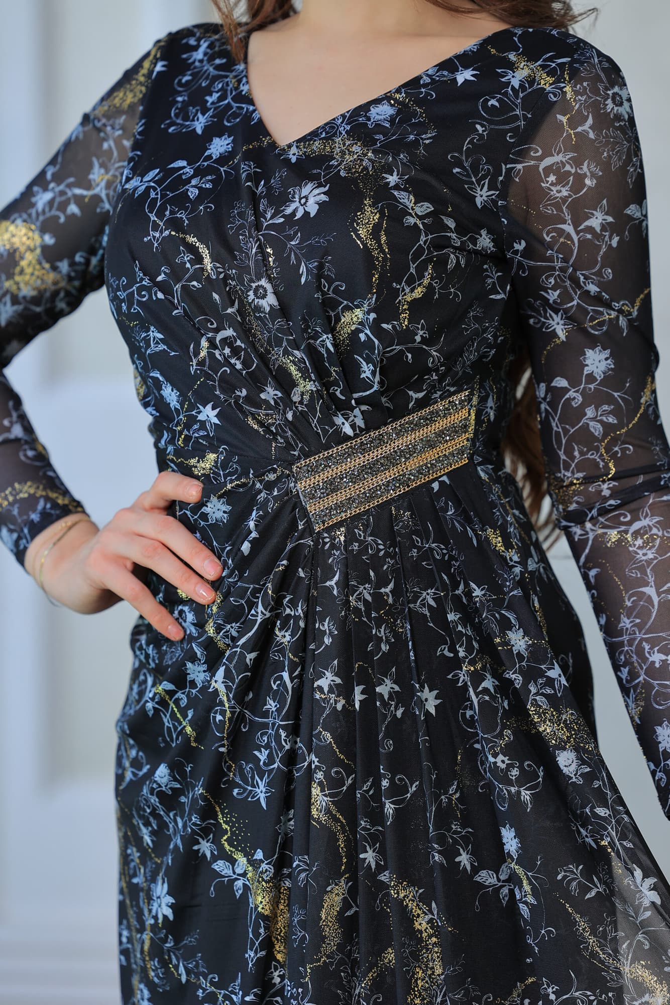 فستان أنيق بطبعات زهرية ولمسات ذهبية اسود