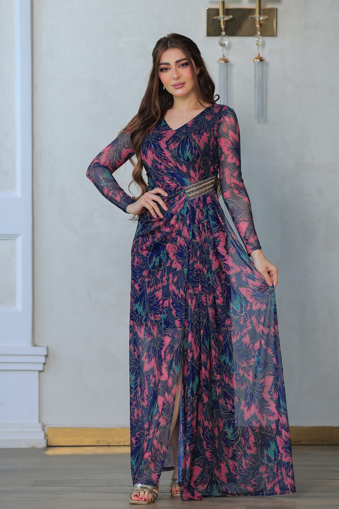 فستان أنيق بطبعات زهرية ولمسات ذهبية