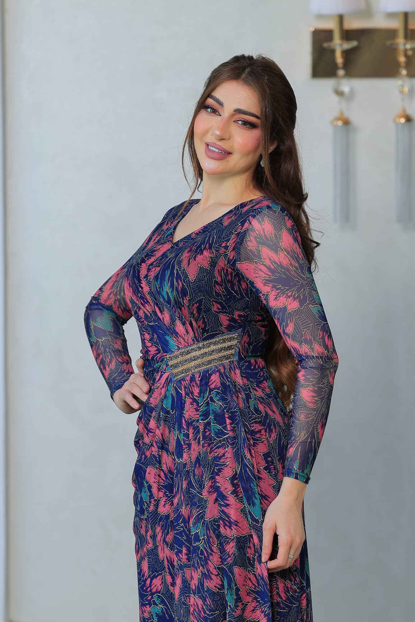 فستان أنيق بطبعات زهرية ولمسات ذهبية